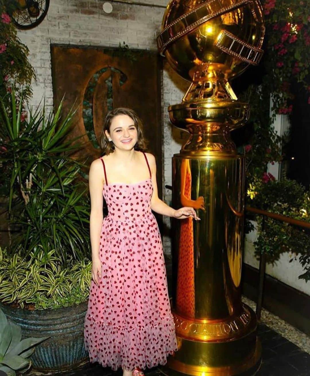 ジョーイ・キングさんのインスタグラム写真 - (ジョーイ・キングInstagram)「Last night was so fun. Crap Bag was there (Paul Rudd) but I was too nervous to say hi. But I got to pose with a giant golden globe and my fav ladies 💕❤️」11月16日 2時18分 - joeyking