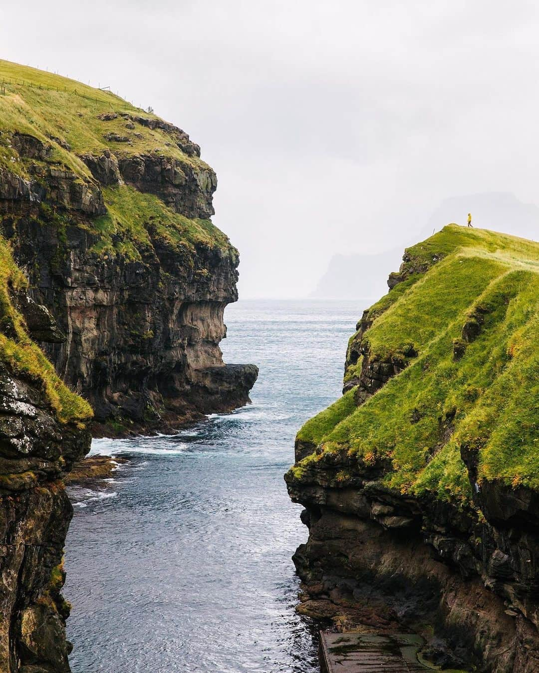 National Geographic Travelさんのインスタグラム写真 - (National Geographic TravelInstagram)「Photos by @jessicasample | Gjógv, named after a 200-meter-long gorge that runs from the village into the ocean, is the most northern village on the island of Eysturoy. With less than 50 inhabitants all living in old timber-walled and turf-roofed cottages, Gjógv has an abundance of charm. #faroeislands」11月16日 2時22分 - natgeotravel