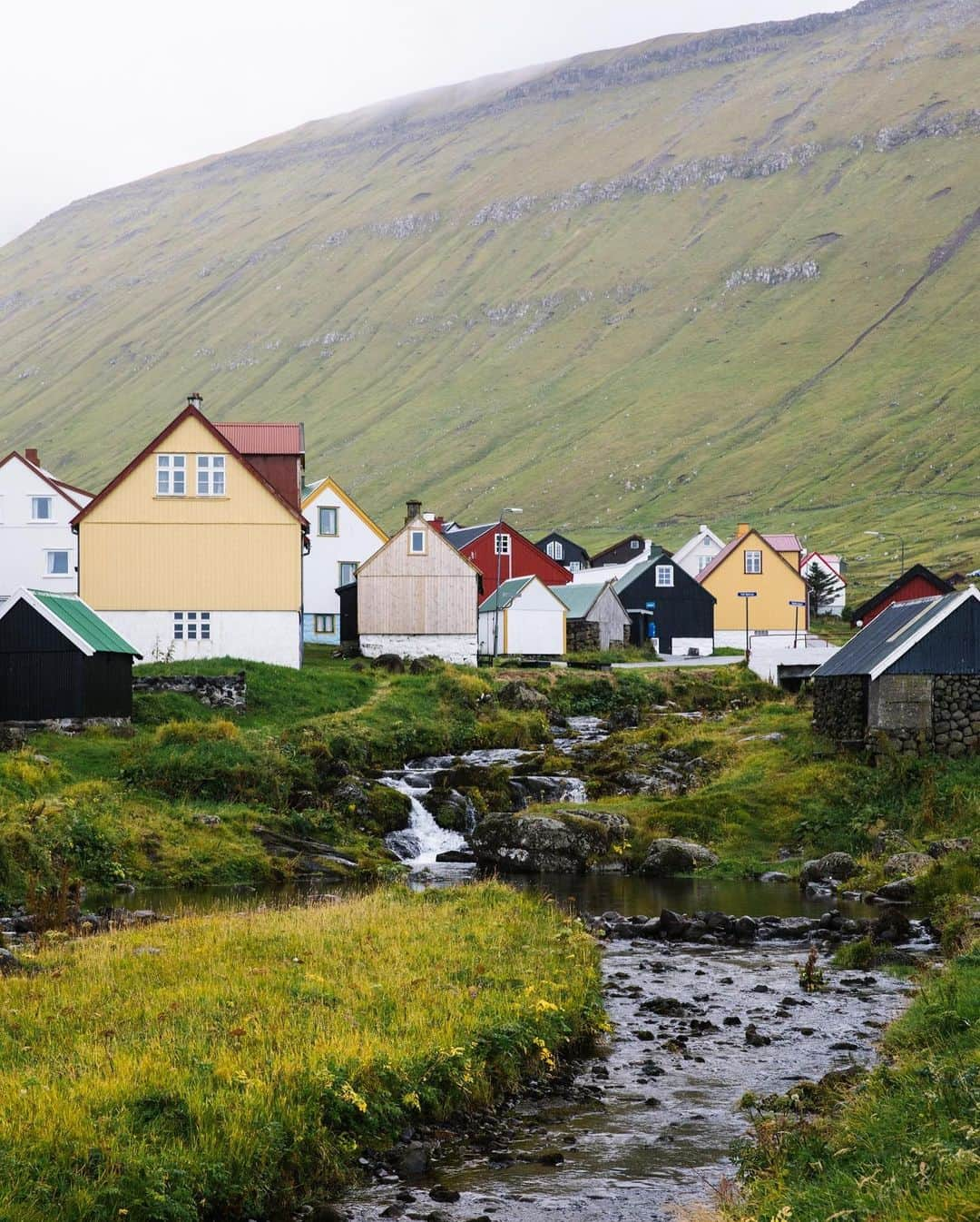 National Geographic Travelさんのインスタグラム写真 - (National Geographic TravelInstagram)「Photos by @jessicasample | Gjógv, named after a 200-meter-long gorge that runs from the village into the ocean, is the most northern village on the island of Eysturoy. With less than 50 inhabitants all living in old timber-walled and turf-roofed cottages, Gjógv has an abundance of charm. #faroeislands」11月16日 2時22分 - natgeotravel