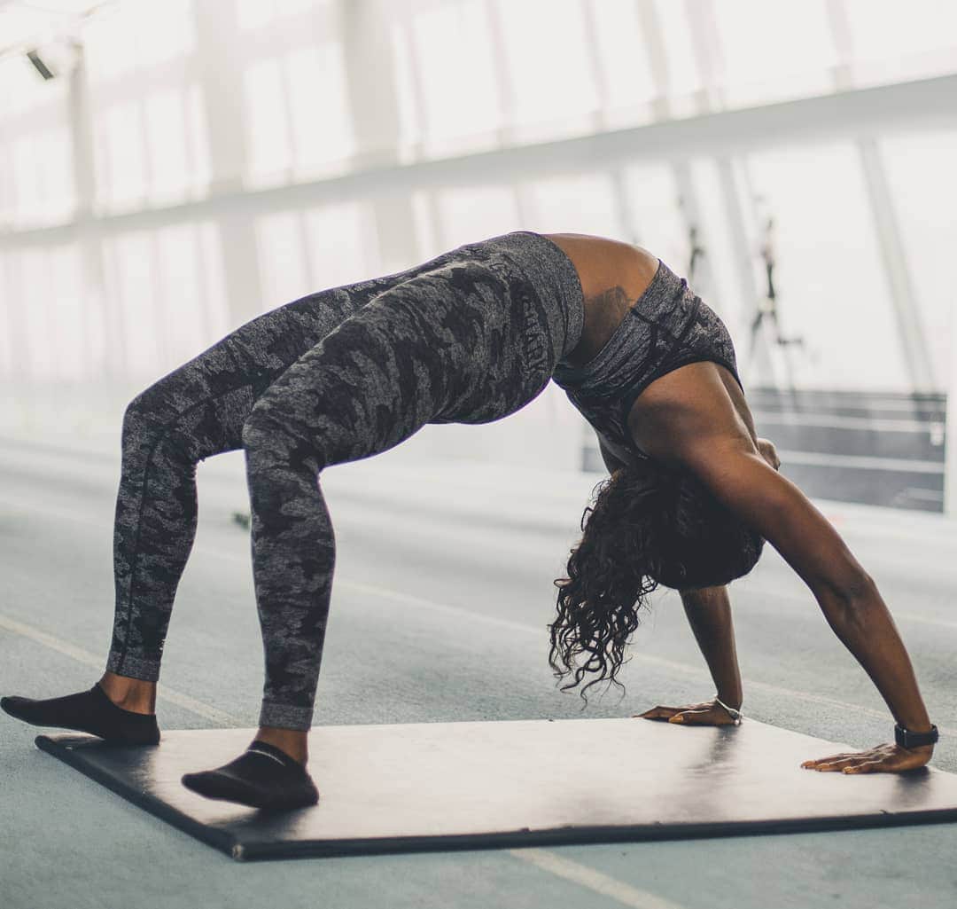 アシャ・フィリップのインスタグラム：「Queen of Twister 🥳 🤸🏾‍♀️ Who remembers that game?! 😆 . . #FridayFun #Training #Flashback #Flexibility」