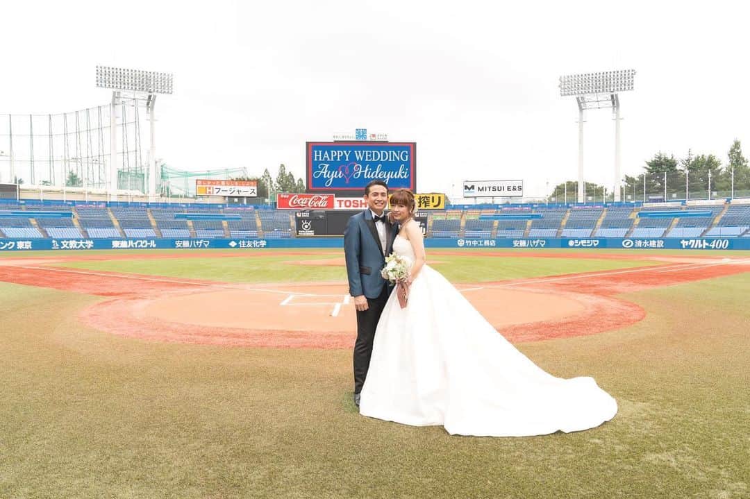 野崎鮎のインスタグラム：「夫婦で神宮球場でウェディングフォトのモデルをさせてもらったウェディングドレスバージョン♡  ウェディングドレスのお話👗  去年の9月パパが若い頃働いていた『DRESSBLACK渋谷本店』から 10月で閉店するとのハガキが届いた。 パパが元気だった頃、何度か連れて行ってもらった。 短大の謝恩会のドレスを買って貰って今でも宝物💎✨ パパが亡くなって、見てもらうことができないけど、 パパが働いていたドレス屋さんのウェディングドレスを着るのが夢だった私。 閉店のお知らせが届き、 夢を叶えられなくなった事がとっても悲しかった😭 （この時は、まだ結婚する予定はなかったのです。） 『DRESSBLACK』閉店1日前、 ママから電話が来た。📞 『パパの弟がDRESSBLACKにいて、今すぐ鮎を呼んでって！！』 突然の呼び出しに驚きながら たまたま渋谷付近でlunchをしていた私はすぐに『DRESSBLACK』へ💨 ママも呼ばれたのでママと合流。 パパの弟と『DRESSBLACK』の社長さんが私を待っていた。 「もう明日閉店だから、ドレス選べる程ないけど、鮎ちゃんの結婚のお祝いとパパへの恩返しがしたいから、ウェディングドレス一式プレゼントさせてほしい！！」 社長さんに言われて、 しばらく言ってる事を理解できなかった。 （パパの弟が閉店前に社長さんに会いに行っていて、私が結婚する事を報告したことで急展開）  そんな信じられない程嬉しい事が自分の身に起こるなんて想像もしていなかったから目が点👀  奇跡すぎる✨  すぐにこのDRESSを試着。 サイズピッタリ😳‼️‼️‼️ その場にいたみんなが嬉し泣き😭  今は亡き大好きなパパからの贈物🎁 パパも天国で喜んでくれているんだと思います☺️💕 ありがとね♡ 愛しています♡  私が奇跡だっ！って思った事を一緒に『奇跡だねっ😍』『とっても幸せだねっ😘』って喜んでくれて 私も私の大切な人達のことも笑顔で幸せにしてくれる旦那様😍  旦那様の笑顔が見れる事が私の幸せ♡ ありがとう♡  #ウェディング #ウェディングフォト #記念日 #思い出 #明治記念館 #明治神宮野球場 #神宮球場 #wedding #marriage #モデル #dress #weddingdress #渋谷 #dressblack #記念写真 #weddingphotography #奇跡 #miracle #thankyou #iloveyou ♡ #happy #パパからの贈物 🎁 #photooftheday」