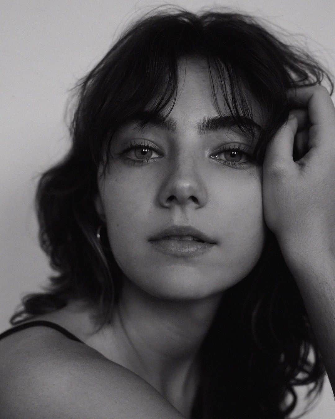 Amelia Zadroのインスタグラム：「🖤 @annagallifent  @laurathemodelscout @phoenixmodelmanagement」