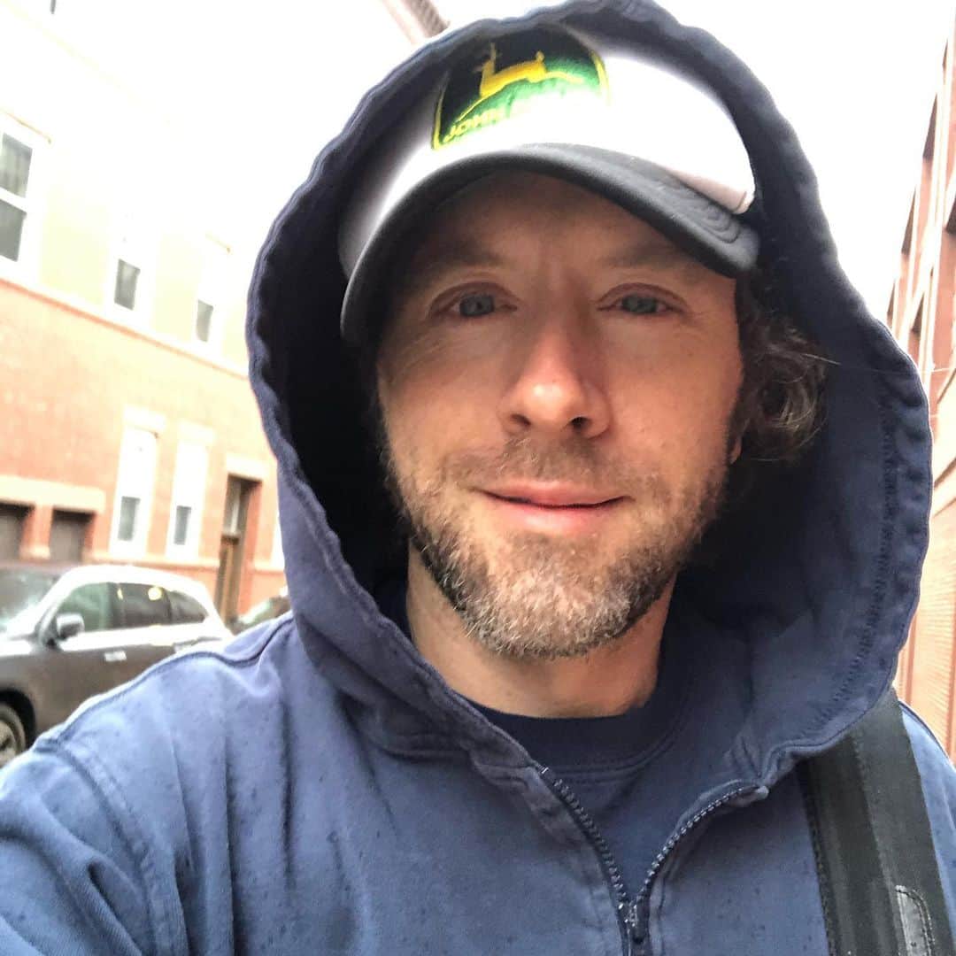 T・J・サインのインスタグラム：「Always good to be home home with family. Always. 😊. Thanks Massachusetts! 🏡 🌧 ❄️」