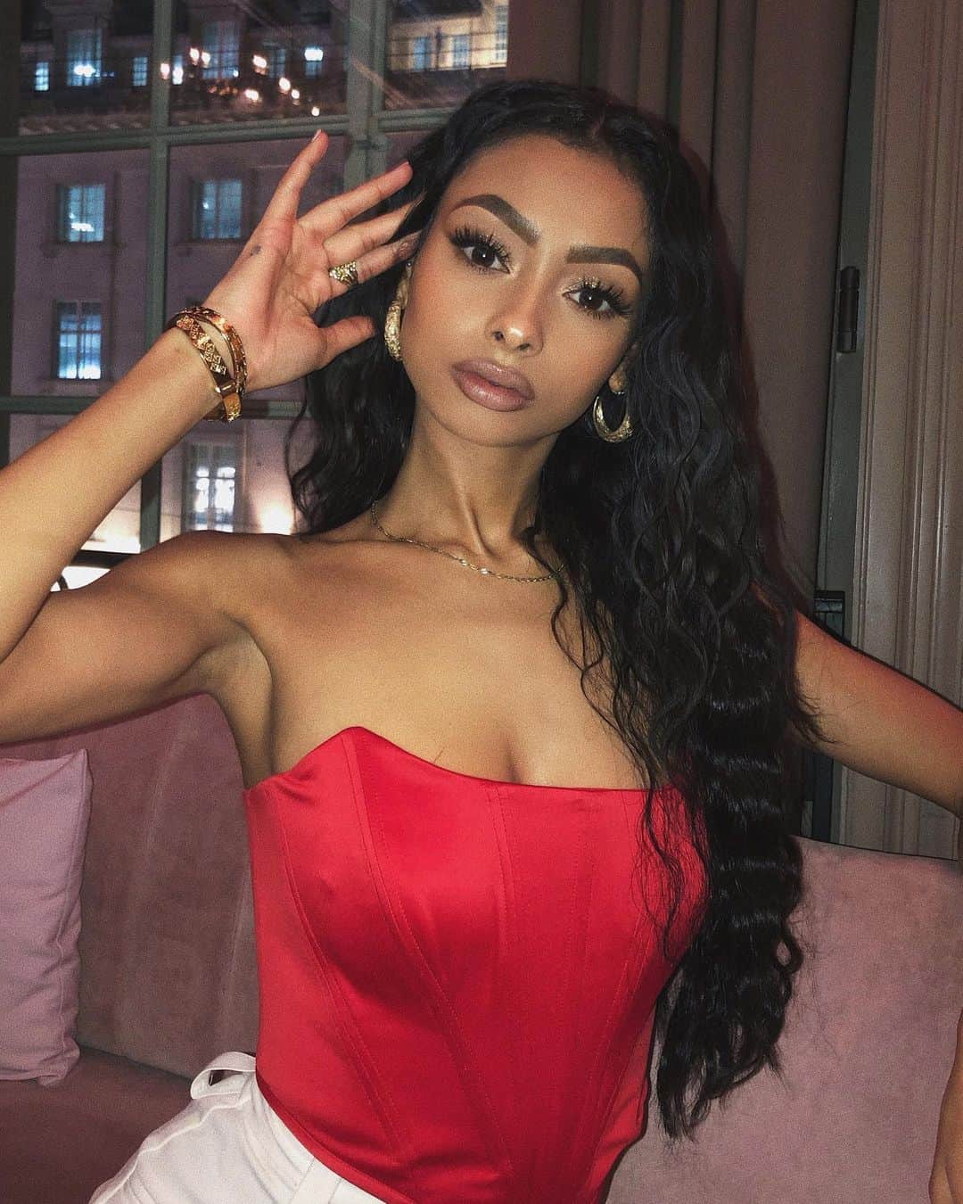 ジェイデ・ピアスのインスタグラム：「Yesterday at the @houseofcb party!❤️ Outfit - @houseofcb Hair - @beauty_worksonline (installed by @amai_salon)  Extension info: 22” tape extensions in shade ‘natural black’. Use code JAYDE10 for money off your extensions!」