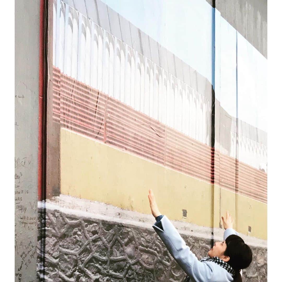 相内優香さんのインスタグラム写真 - (相内優香Instagram)「ベルリンの壁崩壊から今年で30年。 北アイルランドには、争いを避けるためキリスト教プロテスタント地区とカトリック地区を隔てる「ピースウォール」と呼ばれる壁があります。  ベルリンの壁崩壊から30年を記念してこの壁を使って世界中の「壁」の企画展が行われていました。  アメリカとメキシコの国境の壁  イスラエルとパレスチナの分離壁  スペイン領メリリャとモロッコの難民フェンス  イラクのイスラム教スンニ派とシーア派を隔てる壁・・・ これはほんの一部で、まだまだいっぱい、世界中の「壁」の写真が展示してありました。  物理的、だけれど対立や争いを避けるために一定の効果のある壁。“ピースウォール”とはなんだか皮肉です。  #北アイルランド #ベルファスト #日本に壁はないけど #目に見えない壁があるならば」11月16日 3時20分 - yuuka_aiuchi