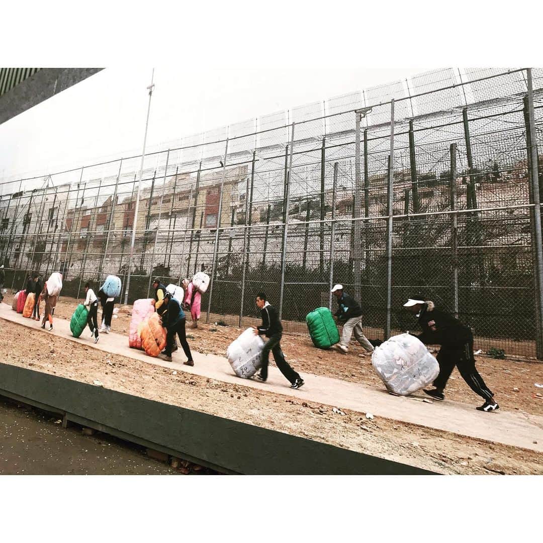 相内優香さんのインスタグラム写真 - (相内優香Instagram)「ベルリンの壁崩壊から今年で30年。 北アイルランドには、争いを避けるためキリスト教プロテスタント地区とカトリック地区を隔てる「ピースウォール」と呼ばれる壁があります。  ベルリンの壁崩壊から30年を記念してこの壁を使って世界中の「壁」の企画展が行われていました。  アメリカとメキシコの国境の壁  イスラエルとパレスチナの分離壁  スペイン領メリリャとモロッコの難民フェンス  イラクのイスラム教スンニ派とシーア派を隔てる壁・・・ これはほんの一部で、まだまだいっぱい、世界中の「壁」の写真が展示してありました。  物理的、だけれど対立や争いを避けるために一定の効果のある壁。“ピースウォール”とはなんだか皮肉です。  #北アイルランド #ベルファスト #日本に壁はないけど #目に見えない壁があるならば」11月16日 3時20分 - yuuka_aiuchi