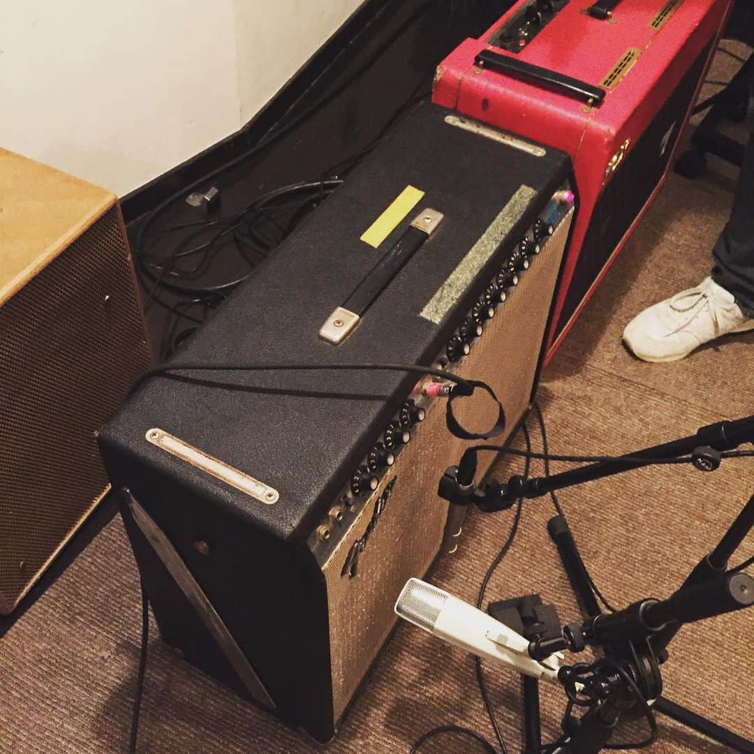 岸田繁さんのインスタグラム写真 - (岸田繁Instagram)「ツインリバーブで何故かベースの録音をした。久しぶりにベースを弾いた。」11月16日 3時24分 - kishidashigeru