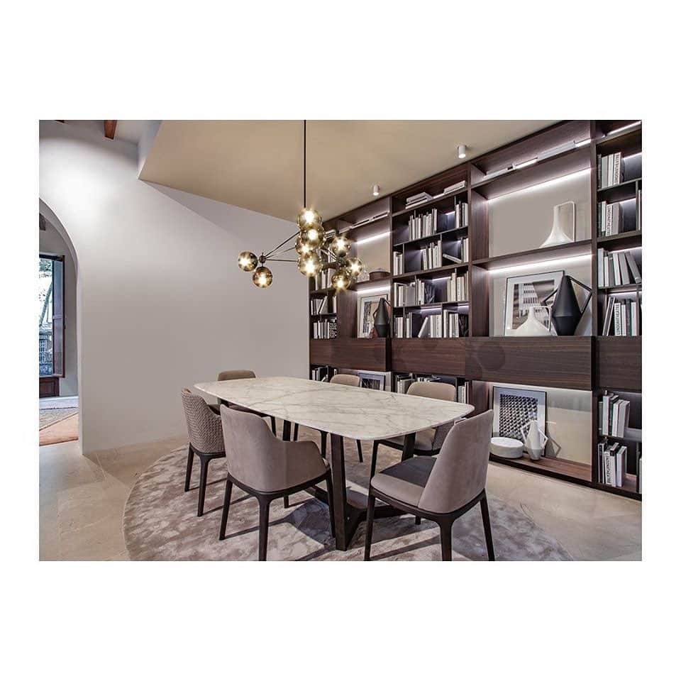 Poliform|Varennaさんのインスタグラム写真 - (Poliform|VarennaInstagram)「With its high ceilings and exposed wooden beams the new Poliform Mallorca showroom warmly welcome all who enter. Located in the city centre, the showroom offers a wide selection of ambiences for the living, night and kitchen areas, conveying a mood that fully expresses Poliform's philosophy.  Poliform Mallorca Calle de la Riera 1 Palma de Mallorca  #poliform #design #madeinitaly #home #homedesign #poliformopening #palmademallorca @poliform_mallorca」11月16日 3時38分 - poliform_official