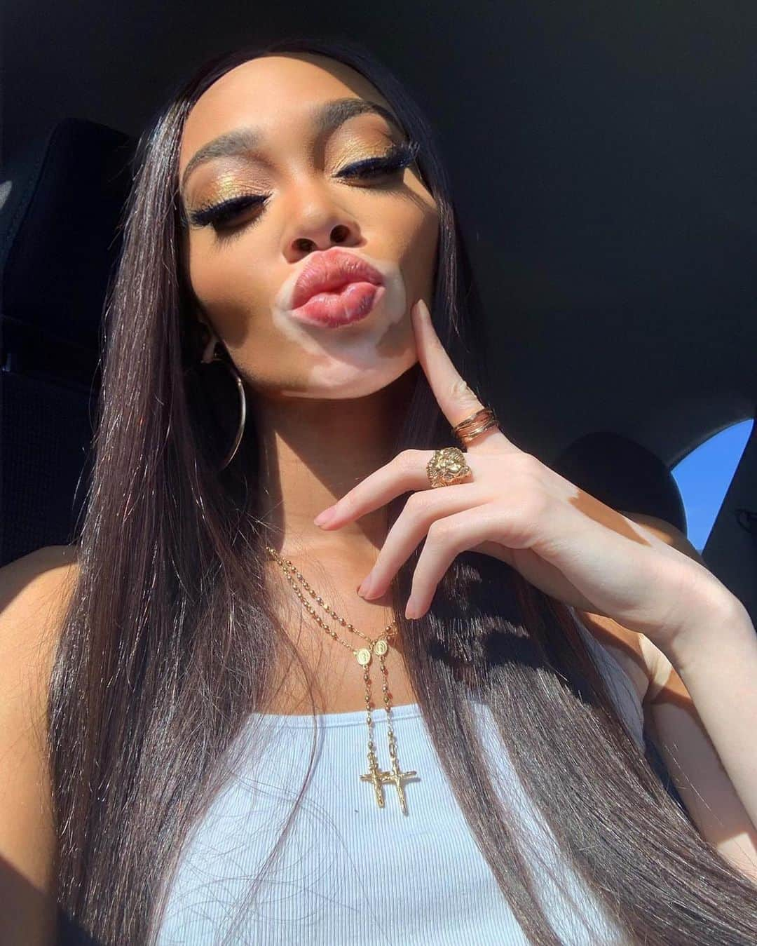 ウィニー・ハーロウさんのインスタグラム写真 - (ウィニー・ハーロウInstagram)「Sunlight selfie 🌻🌞 my favourite gold eyeshadow from my Winnie X @kkwbeauty palette, with my tiger eye lip gloss 💛」11月16日 3時46分 - winnieharlow