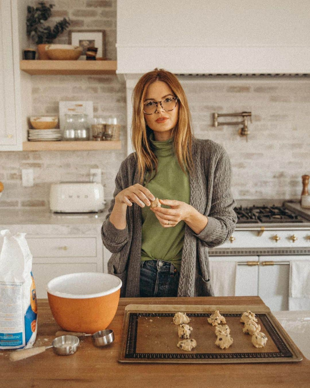 Amber Fillerup Clarkさんのインスタグラム写真 - (Amber Fillerup ClarkInstagram)「The holidays always make me want to be cozy and cooking in the kitchen with candles burning and Christmas music blasting 💓 wearing this cozy cashmere sweater from @landsend - it comes in so many pretty colors and I got this turtle neck in a few colors from @landsend as well! #LandsEndHoliday #landsendpartner」11月16日 3時47分 - amberfillerup