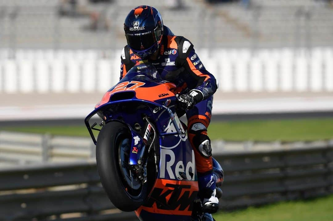 MotoGPさんのインスタグラム写真 - (MotoGPInstagram)「That feeling when you have your first day on a #MotoGP bike! 🙌 // @ikerlecuona_27 impressed on day 1 in Valencia! 👏 #IL27 #ValenciaGP #Motorsport #Motorcycle #Racing」11月16日 3時51分 - motogp