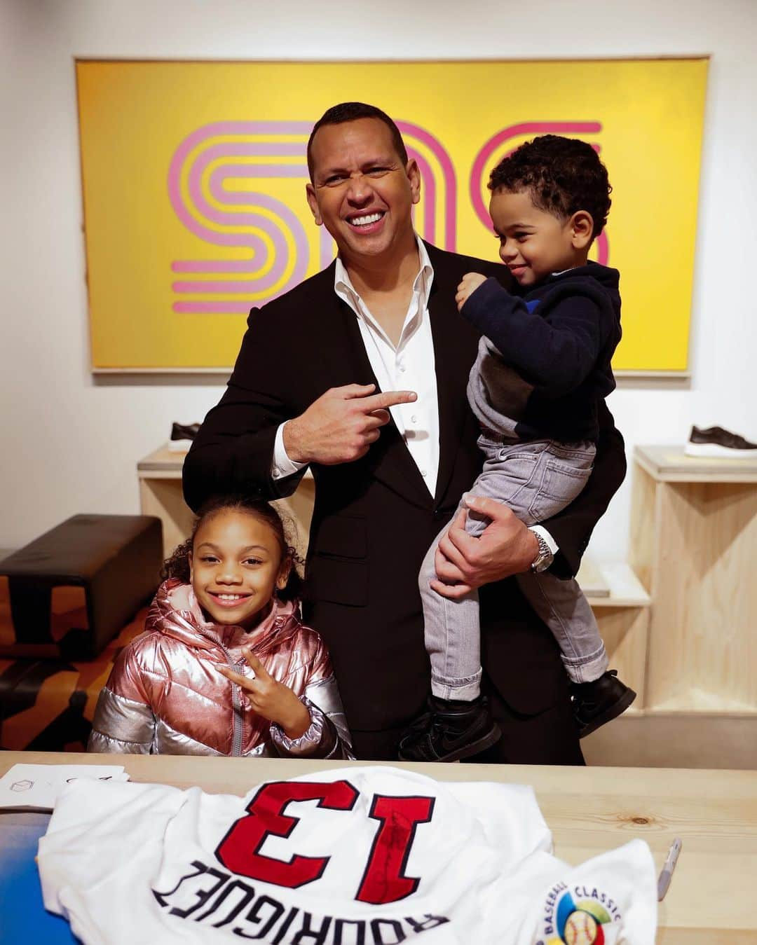 アレックス・ロドリゲスさんのインスタグラム写真 - (アレックス・ロドリゲスInstagram)「Loved meeting so many people last night, especially these two adorable kids, at my shoe launch party in NYC. Thank you to everyone who attended! . “The Champs” Sneakers are available online now!! Check them out! #NextGeneration #Yankees」11月16日 3時51分 - arod