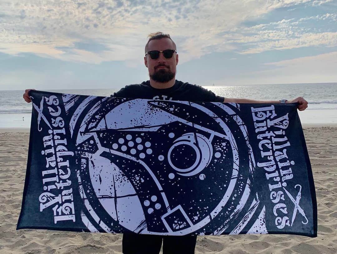 マーティ・スカルのインスタグラム：「Beach towel and flip flops available now at prowrestlingtees.com/MartyScurll  #villain ☔️」