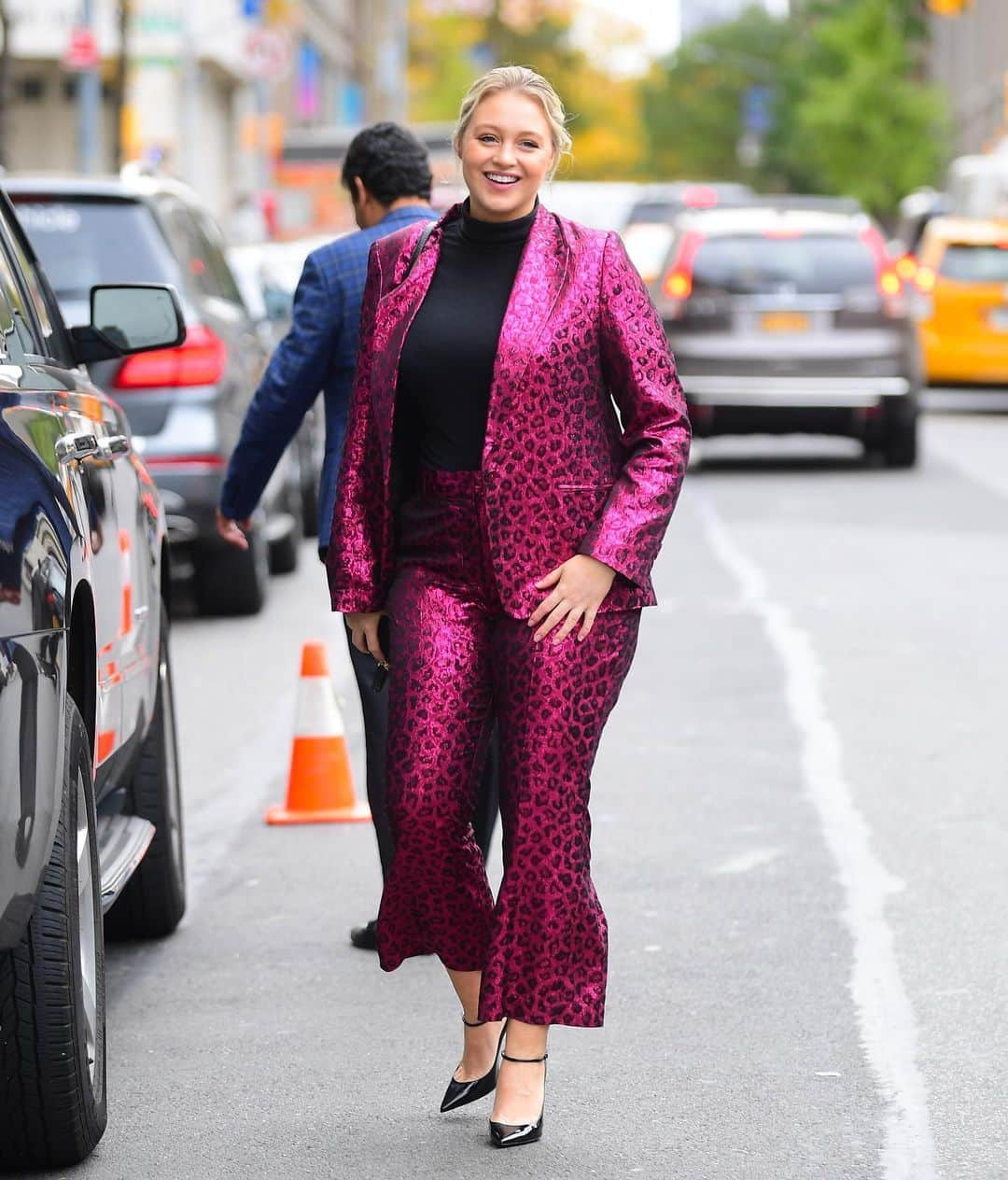 イスクラ・ローレンスさんのインスタグラム写真 - (イスクラ・ローレンスInstagram)「💕Happy Friday my loves😘 how are you feeling this week?  Few pics from @glamourmag thank you for having me @sambarry and my #aerieReal fam  #outfit ... black roll neck @aerie Suit @tanyataylor Heels #ysl  Hair + makeup by me 📸 @diggzy @gettyimages @gettyentertainment」11月16日 4時05分 - iskra