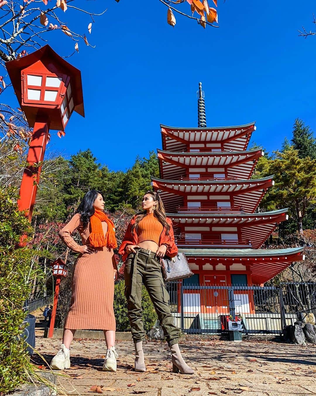 のインスタグラム：「#bff#orange#redleaves#redleavesofautumn#autumnleaves#autumn#fall#fallfashion#japan#twins#fashionnovababe#ootd#新倉山浅間公園#河口湖#山梨#紅葉#五重塔#オレンジコーデ#margusha」