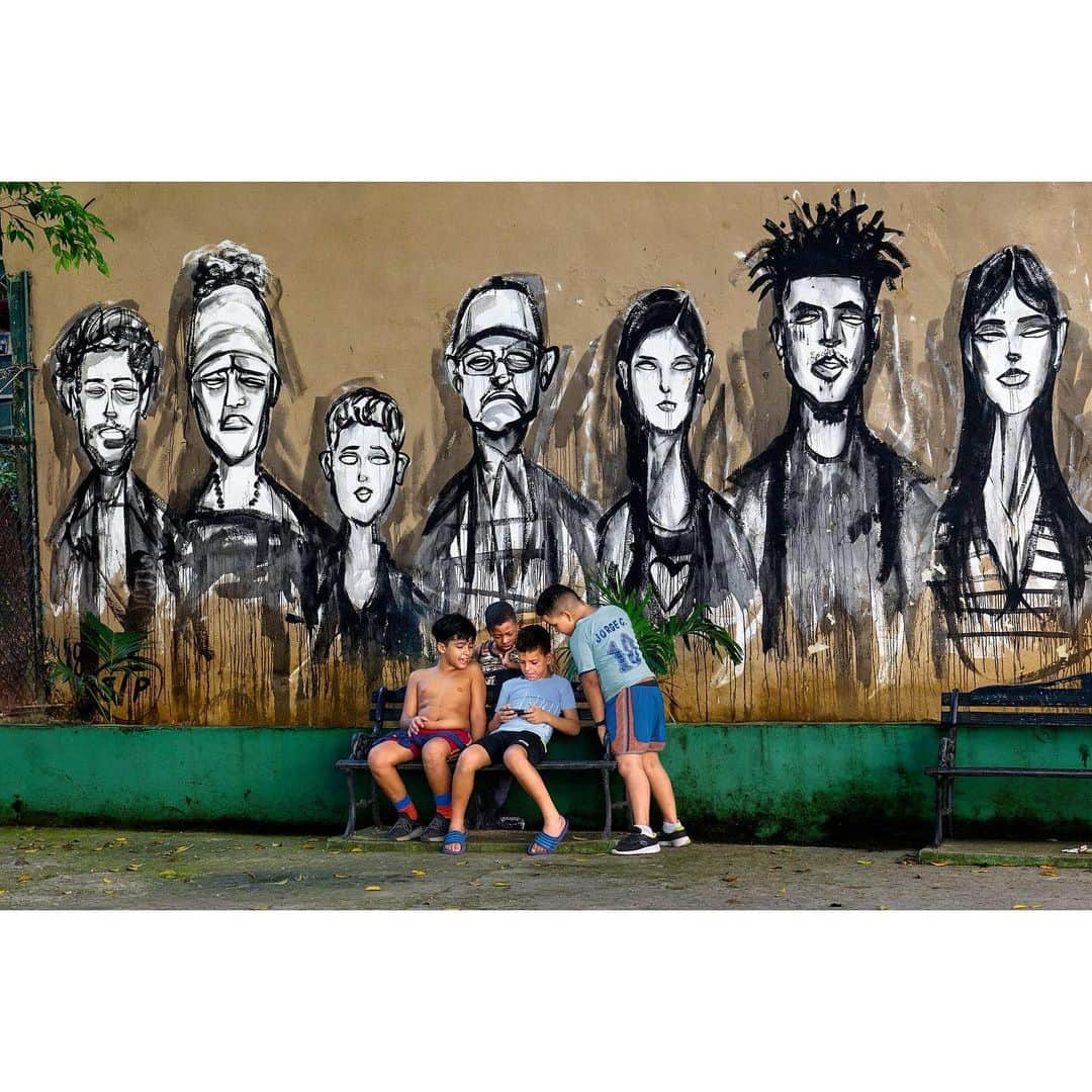 スティーブ・マカリーさんのインスタグラム写真 - (スティーブ・マカリーInstagram)「1st image: Man exiting hotel with gorilla mural, #Havana #Cuba, 2019. 2nd image: Group of boys playing on a cellphone at a park. 3rd image: Couple texting. 4th image: Newspaper vendor, Old Havana.」11月16日 4時44分 - stevemccurryofficial