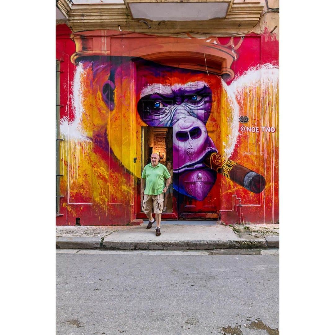 スティーブ・マカリーさんのインスタグラム写真 - (スティーブ・マカリーInstagram)「1st image: Man exiting hotel with gorilla mural, #Havana #Cuba, 2019. 2nd image: Group of boys playing on a cellphone at a park. 3rd image: Couple texting. 4th image: Newspaper vendor, Old Havana.」11月16日 4時44分 - stevemccurryofficial