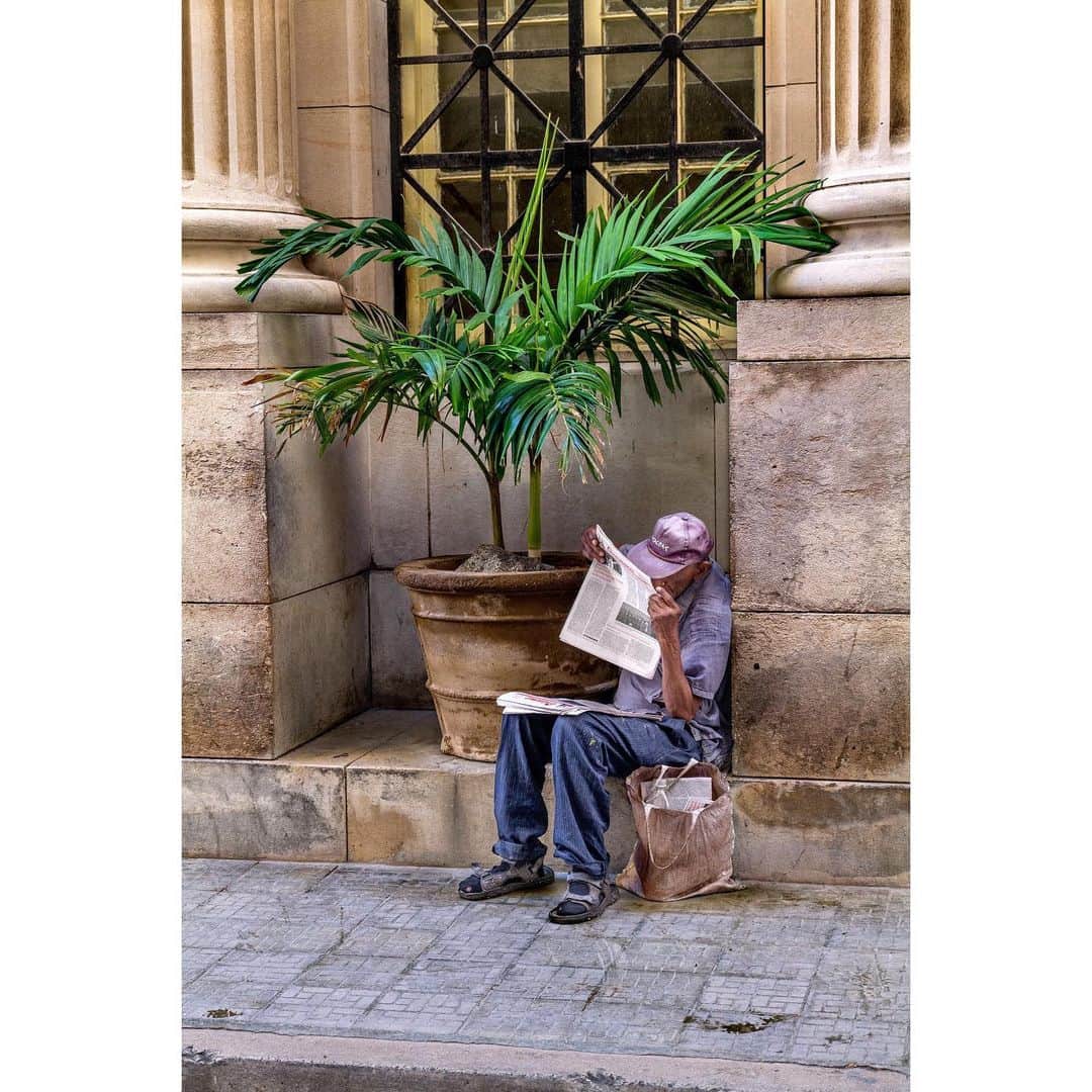 スティーブ・マカリーさんのインスタグラム写真 - (スティーブ・マカリーInstagram)「1st image: Man exiting hotel with gorilla mural, #Havana #Cuba, 2019. 2nd image: Group of boys playing on a cellphone at a park. 3rd image: Couple texting. 4th image: Newspaper vendor, Old Havana.」11月16日 4時44分 - stevemccurryofficial