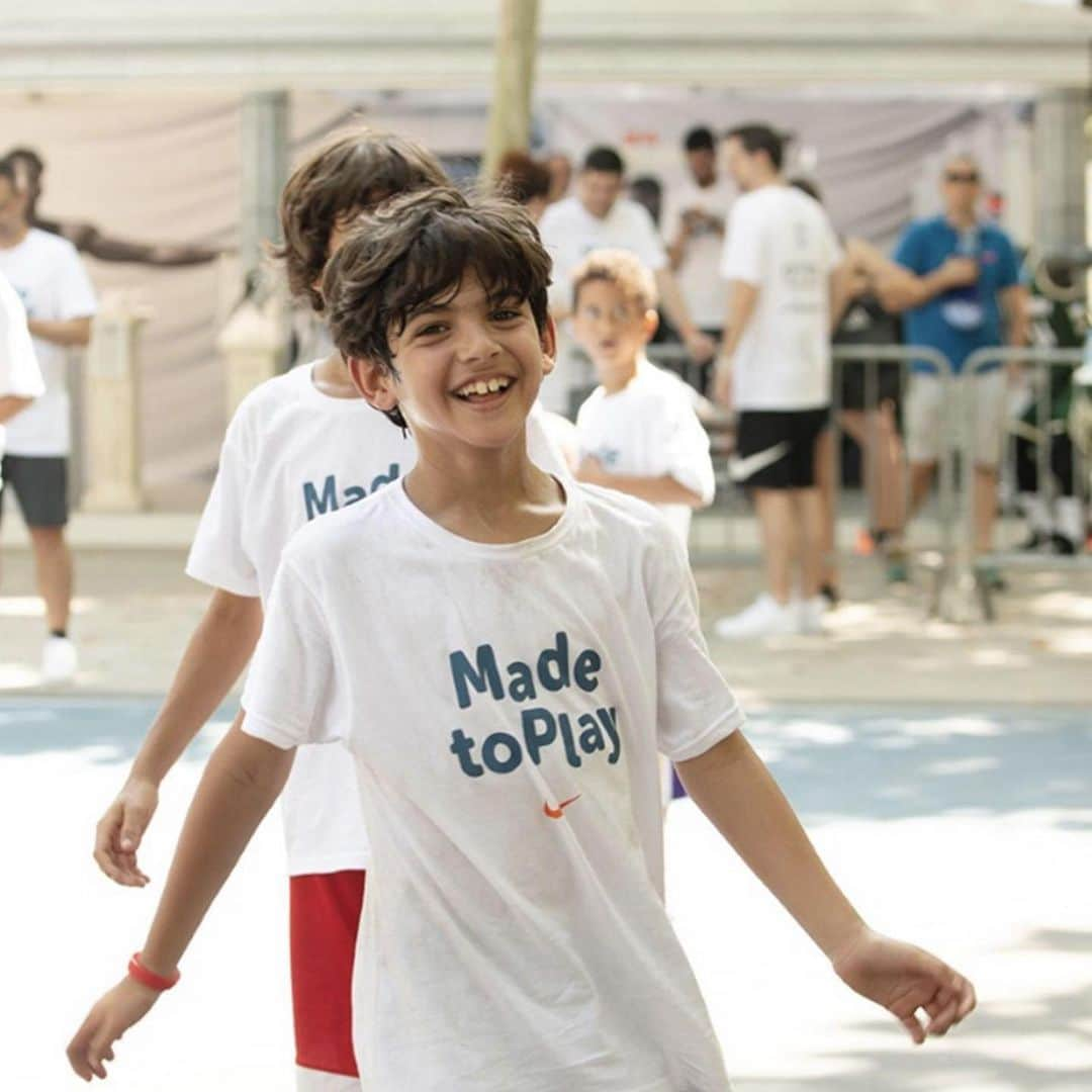 パウ・ガソルさんのインスタグラム写真 - (パウ・ガソルInstagram)「Creemos que los niños que se divierten persiguen sus sueños.  @GasolFoundation y @Nike #MadeToPlay trabajaremos juntos para transformar vidas y promover un entorno saludable a través del deporte.  We believe that children who have fun pursue their dreams. @GasolFoundation and @Nike #MadeToPlay will work together to transform lives and promote a healthy environment through sport.」11月16日 4時44分 - paugasol