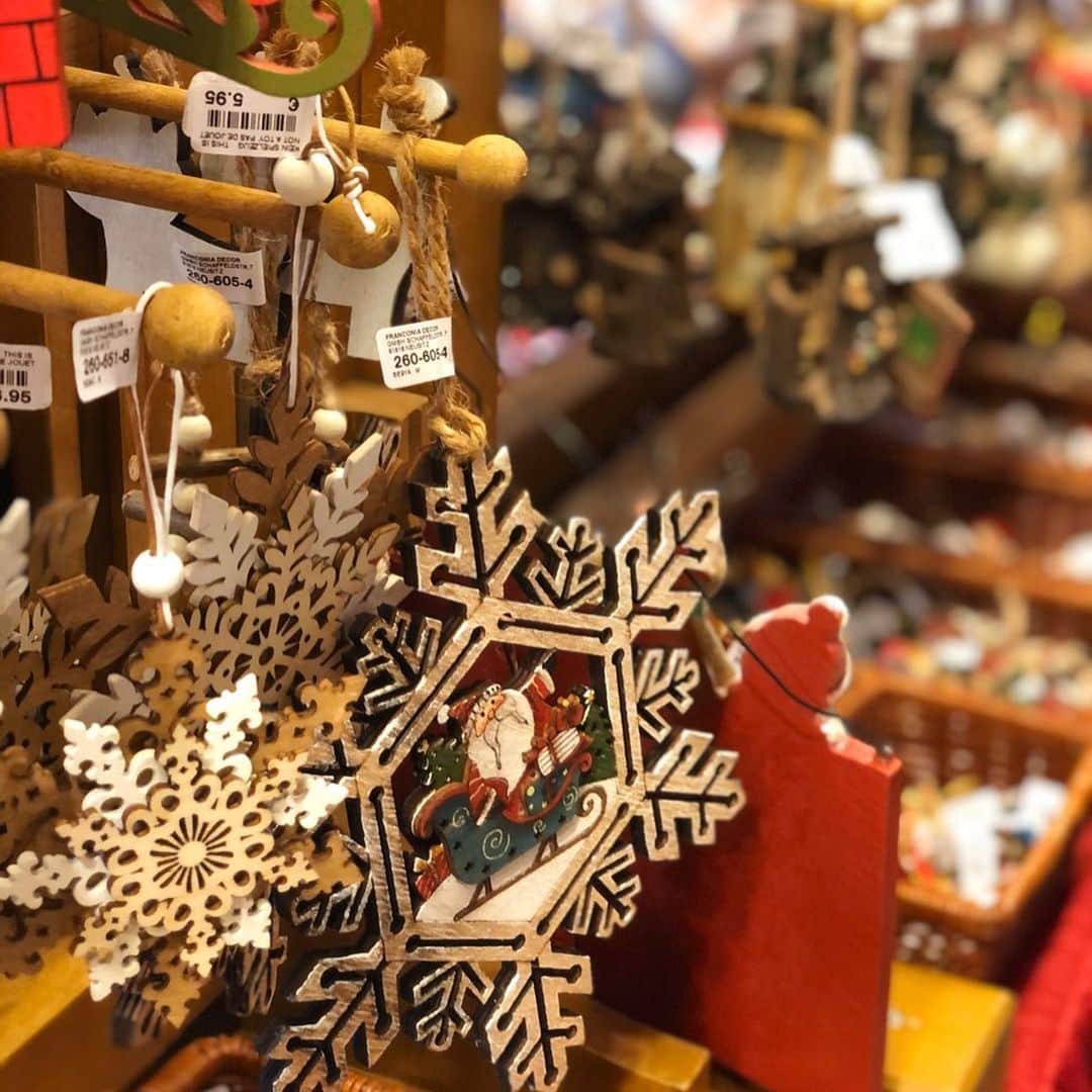 中岡由佳さんのインスタグラム写真 - (中岡由佳Instagram)「夕方のヴェローナ。ジェラート屋さんに寄ってからライトアップされたクリスマスマーケットへ。どれもどれも可愛くて、いつまでも見ていたいほど楽しい☆子供達には手袋を買いました。 #verona #amorino #mercatinodinatale」11月16日 4時45分 - yuka_nakaoka