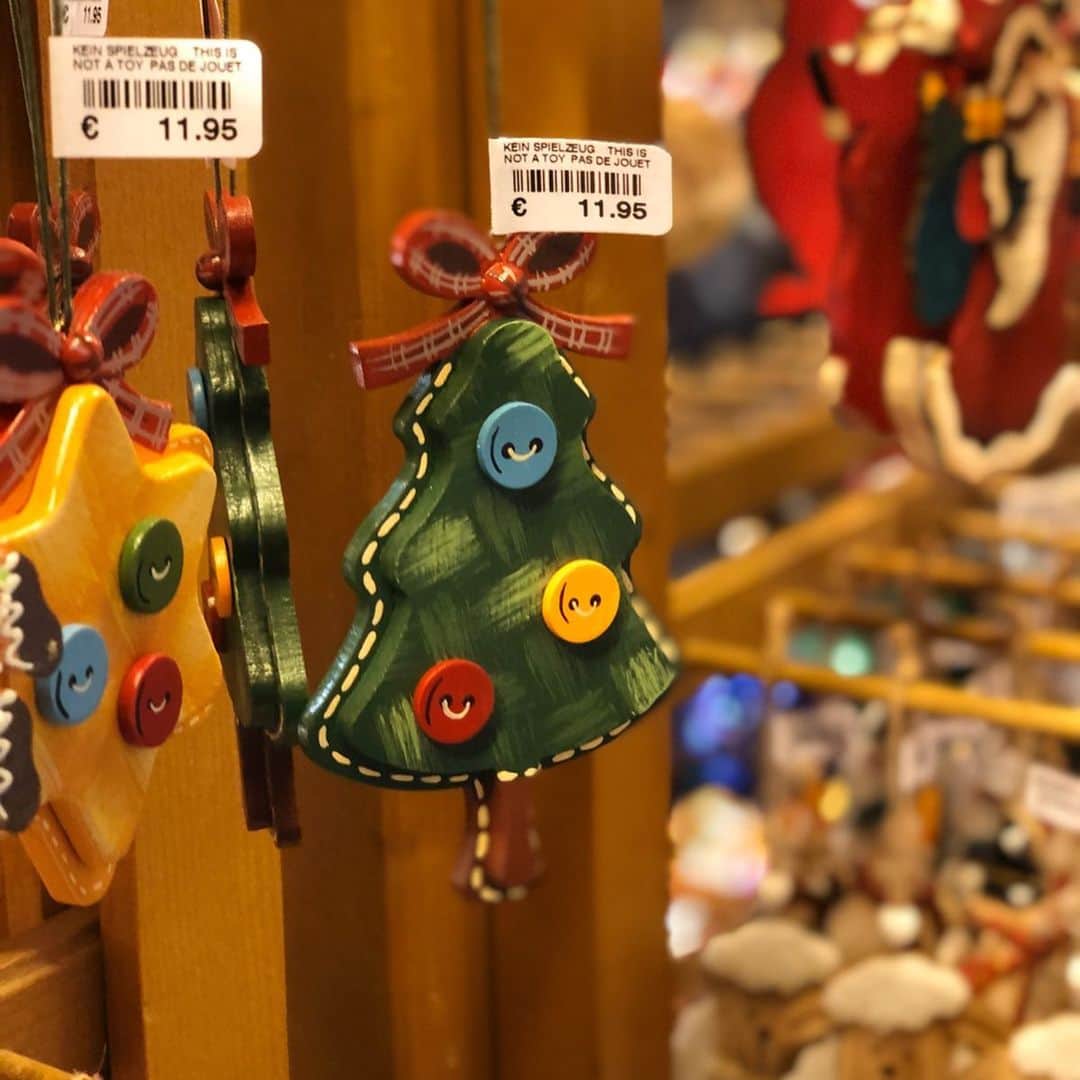 中岡由佳さんのインスタグラム写真 - (中岡由佳Instagram)「夕方のヴェローナ。ジェラート屋さんに寄ってからライトアップされたクリスマスマーケットへ。どれもどれも可愛くて、いつまでも見ていたいほど楽しい☆子供達には手袋を買いました。 #verona #amorino #mercatinodinatale」11月16日 4時45分 - yuka_nakaoka