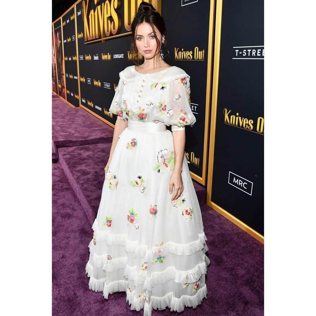 アナ・デ・アルマスのインスタグラム：「About last night! 🌸♥️✨ @knivesout PREMIERE!!! @chanelofficial」