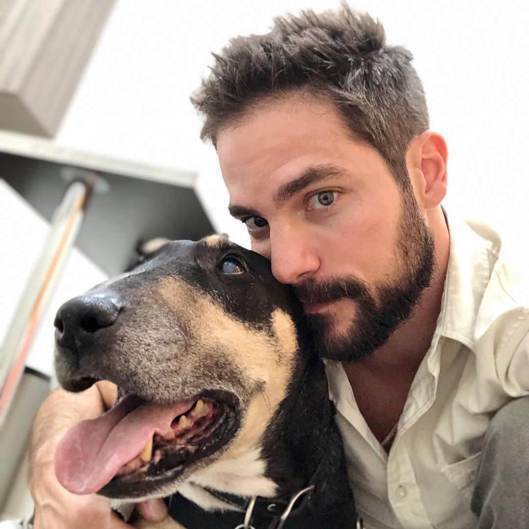 ブラント・ドーハティのインスタグラム：「Just me and Chonkles hanging out」