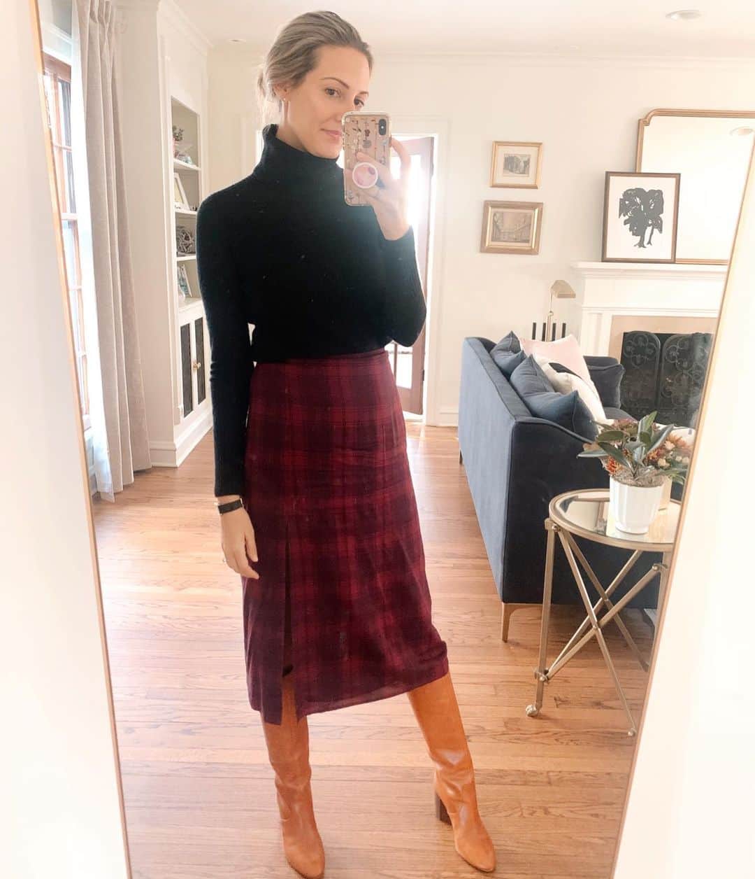 Anna Jane Wisniewskiのインスタグラム：「Librarian chic for a lunch today. Bought this skirt last week for a family photo and it just got marked down 🤦🏼‍♀️ also, I love tucking in this sweaters. People don’t think to tuck a sweater because it’s thicker than an average top but if it’s lightweight enough, it doesn’t add bulk (and elongates you in the process) http://liketk.it/2GWCO #liketkit @liketoknow.it #ootd #momstyle」
