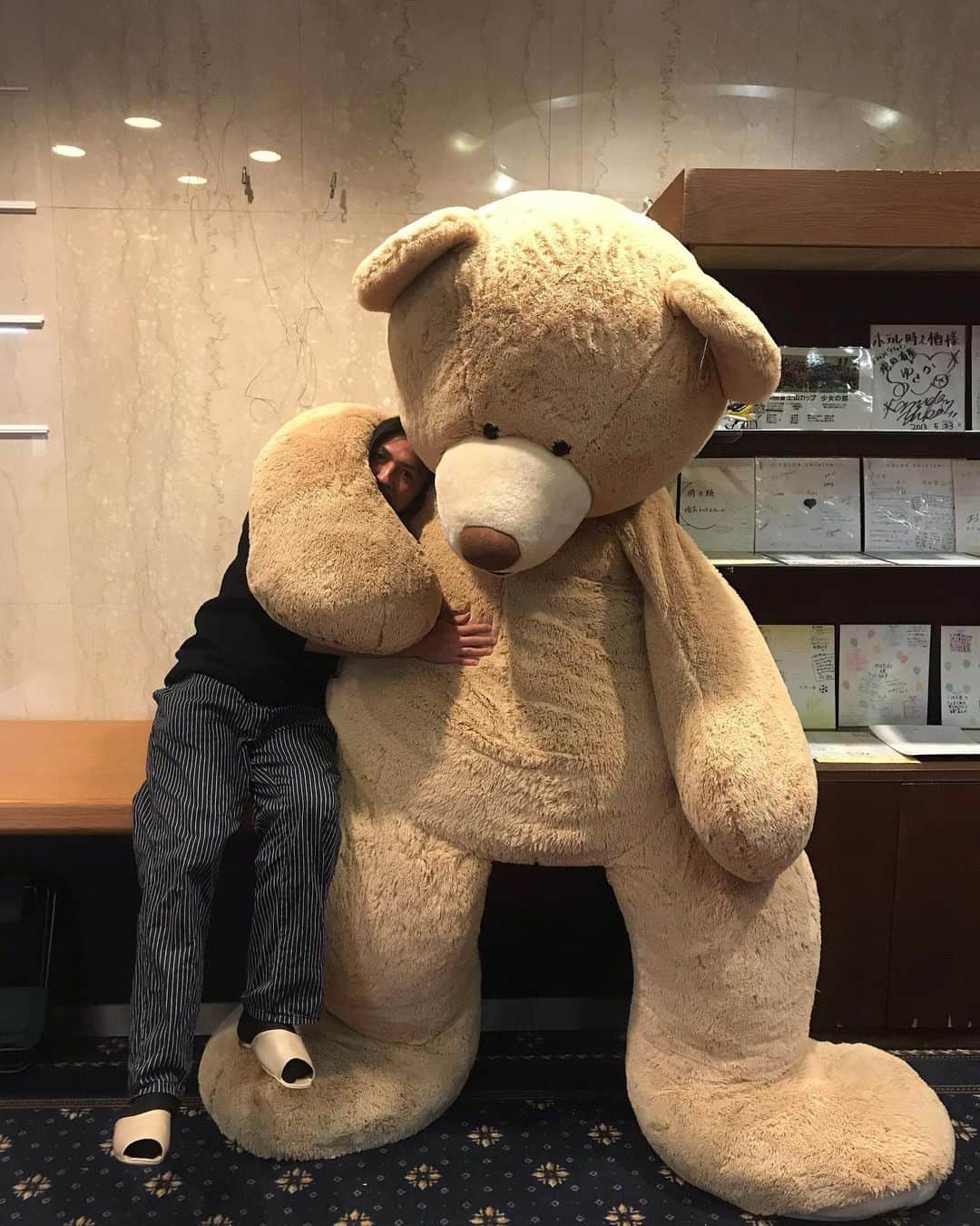 宮島三郎さんのインスタグラム写真 - (宮島三郎Instagram)「宿泊先のでけえ熊とぱちり。 おやすみ&おはようの妖精、俺です。 皆様と共に今日も気張ります、押忍」11月16日 5時27分 - saburo0804