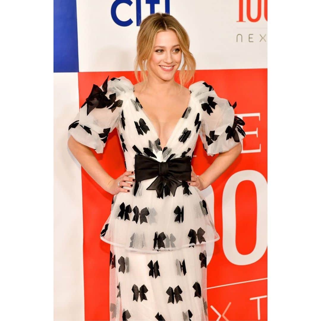 リリ・ラインハルトのインスタグラム：「An honor of a lifetime. Thank you so much @time for having me on your #time100next list for 2019. Never thought I’d be in the position I am in today where people respond so openly to me speaking about mental health and body acceptance. Eternally grateful to everyone who has cheered me on these last few years.」