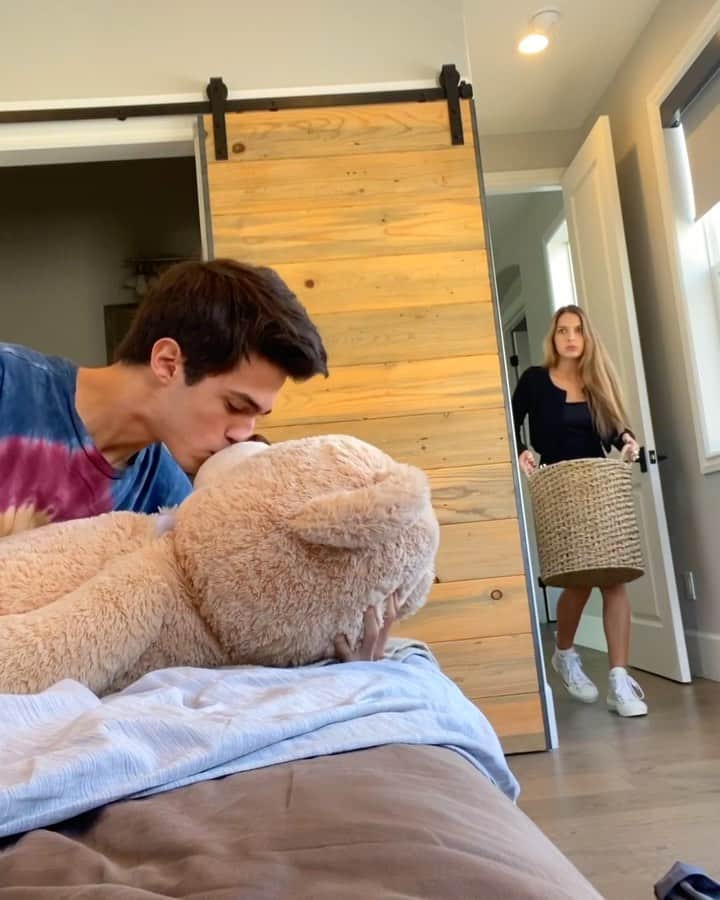 Brent Riveraのインスタグラム：「Oh no!¡ My sister walked in on my tik tok!¡!¡😱😳 @lexibrookerivera」