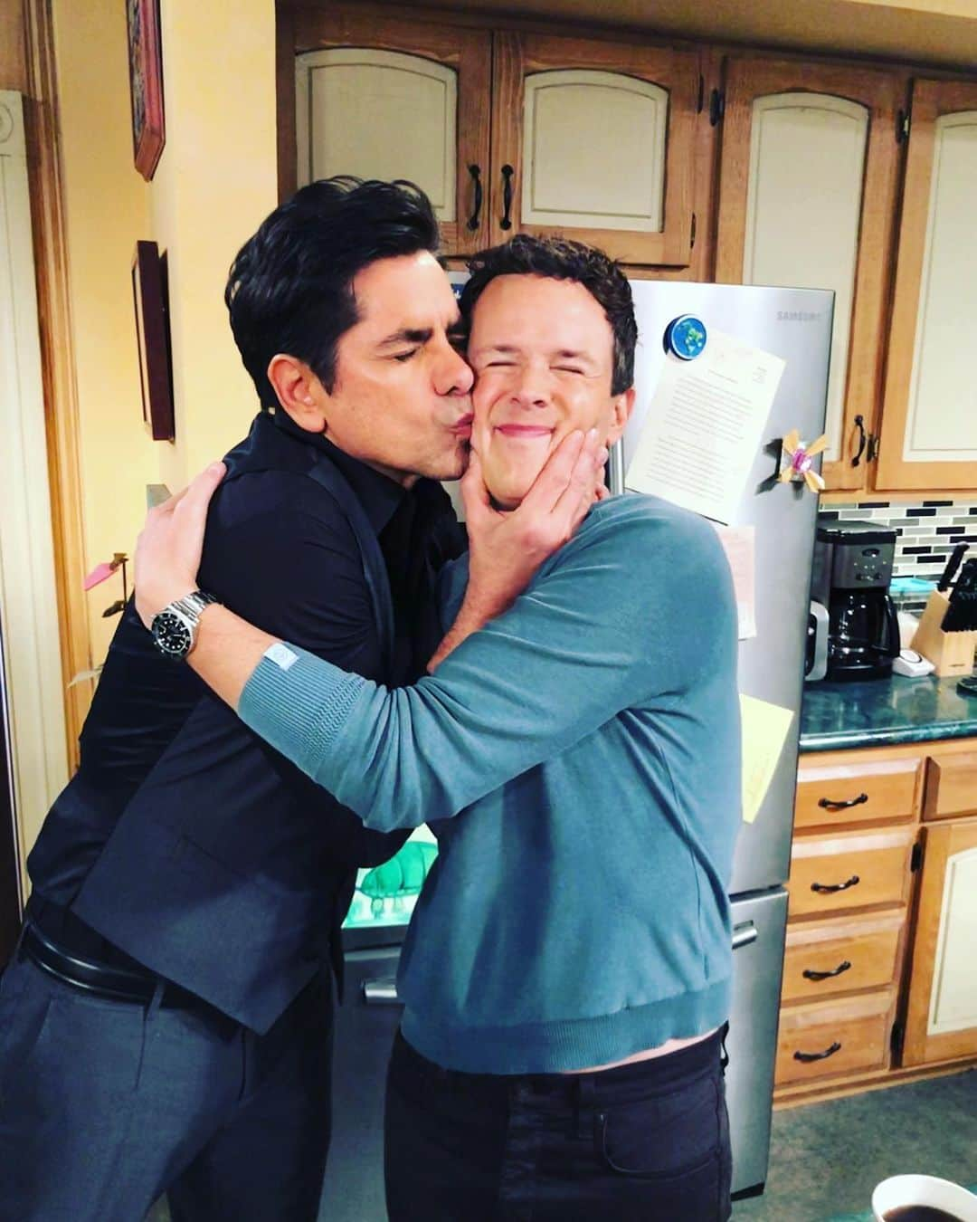 スコット・ウェインガーのインスタグラム：「Last day of production smooch from Uncle J 😘 @johnstamos @fullerhouse」