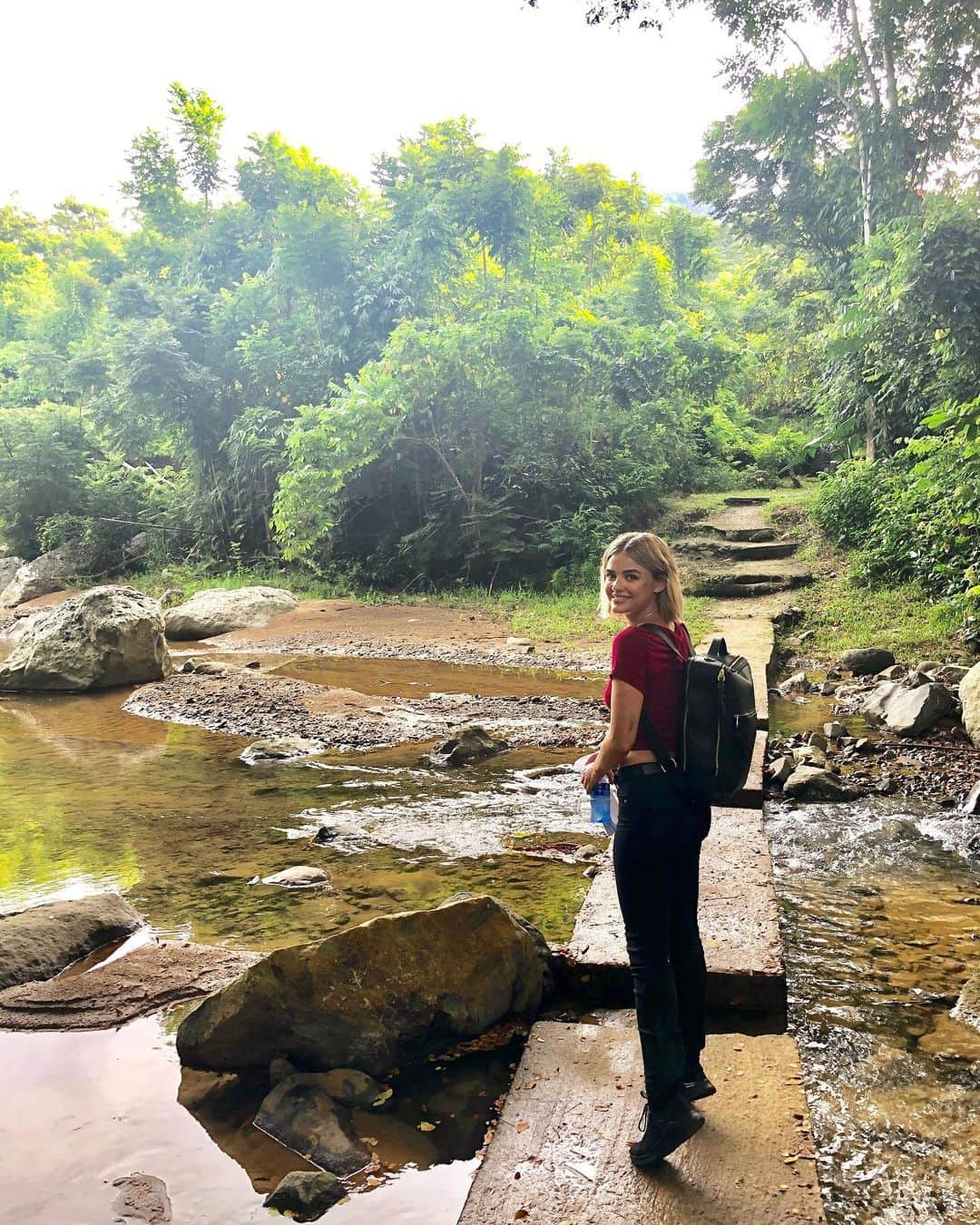 ルーシー・ヘイルさんのインスタグラム写真 - (ルーシー・ヘイルInstagram)「Fbf to @fantasyislandmovie in Fiji & hiking up to a cave to film 🦇🌴」11月16日 5時47分 - lucyhale