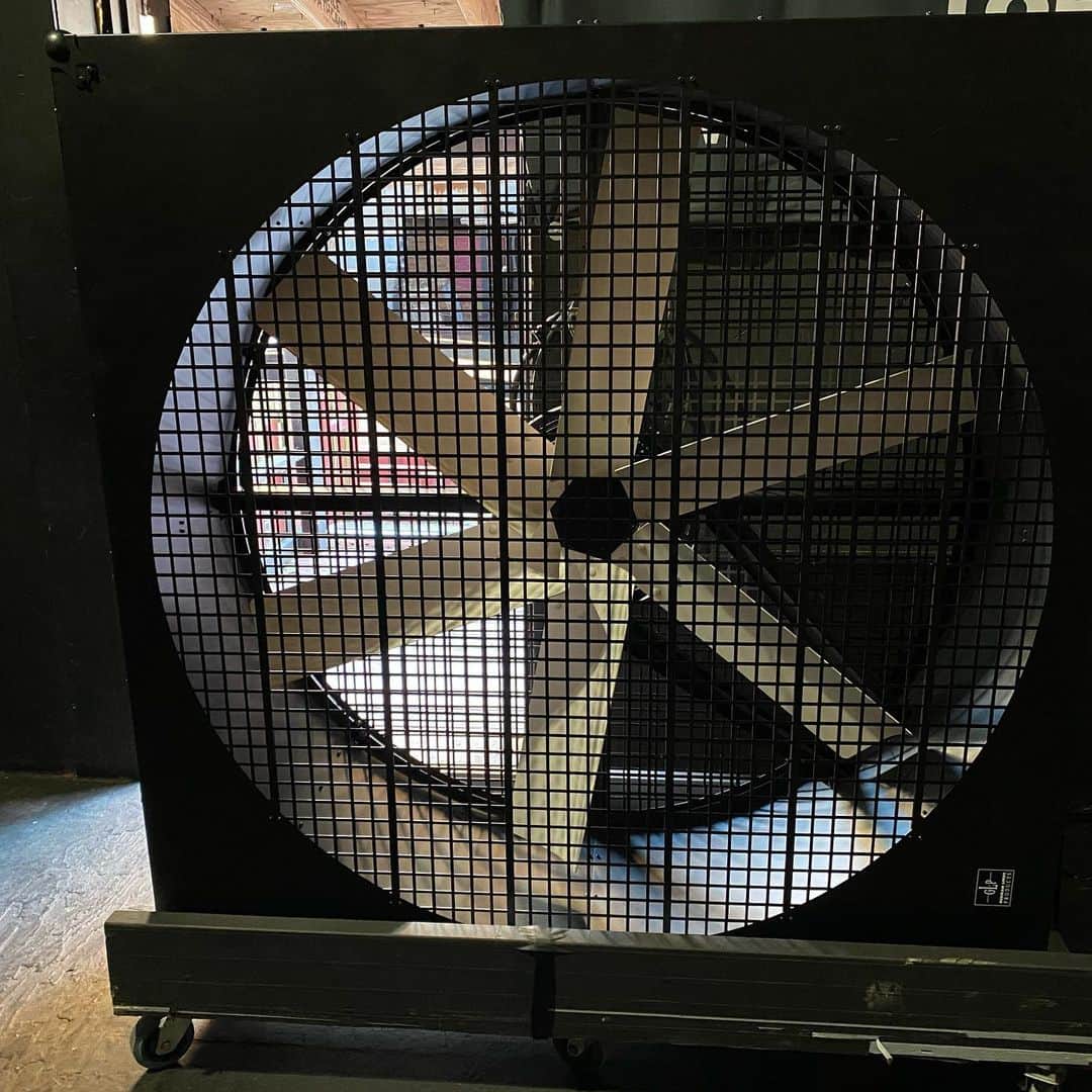 ジム・アドキンスのインスタグラム：「Quick shout out to some fans that have really put in the extra mile, more or less at every show since the summer!」