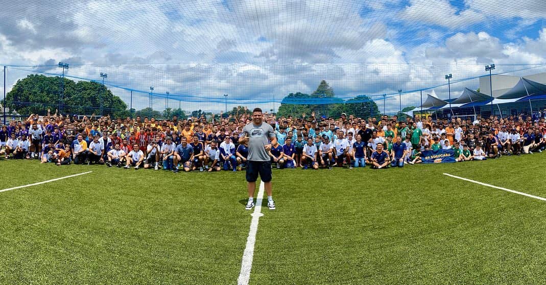 ロナウドのインスタグラム：「31 times de 13 franquias do Brasil, quase 100 jogos e muito mais de 300 sonhos se tornando realidade! Parabéns a todos os envolvidos!!! Já está rolando a #RonaldoLeague na @r9sorocaba #ronaldoacademy #sonhos」