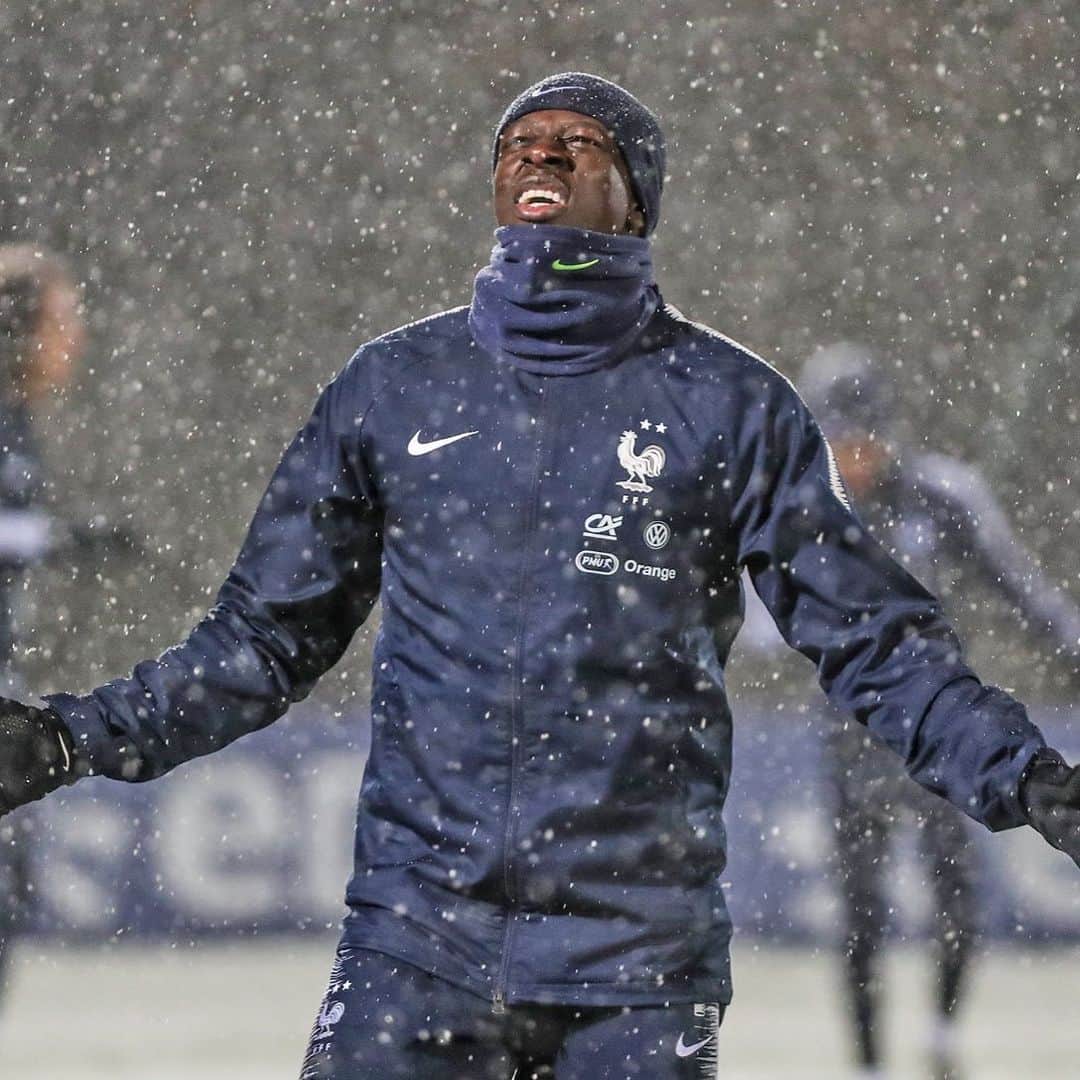 バンジャマン・メンディのインスタグラム：「Not impressed ❄️☃️」