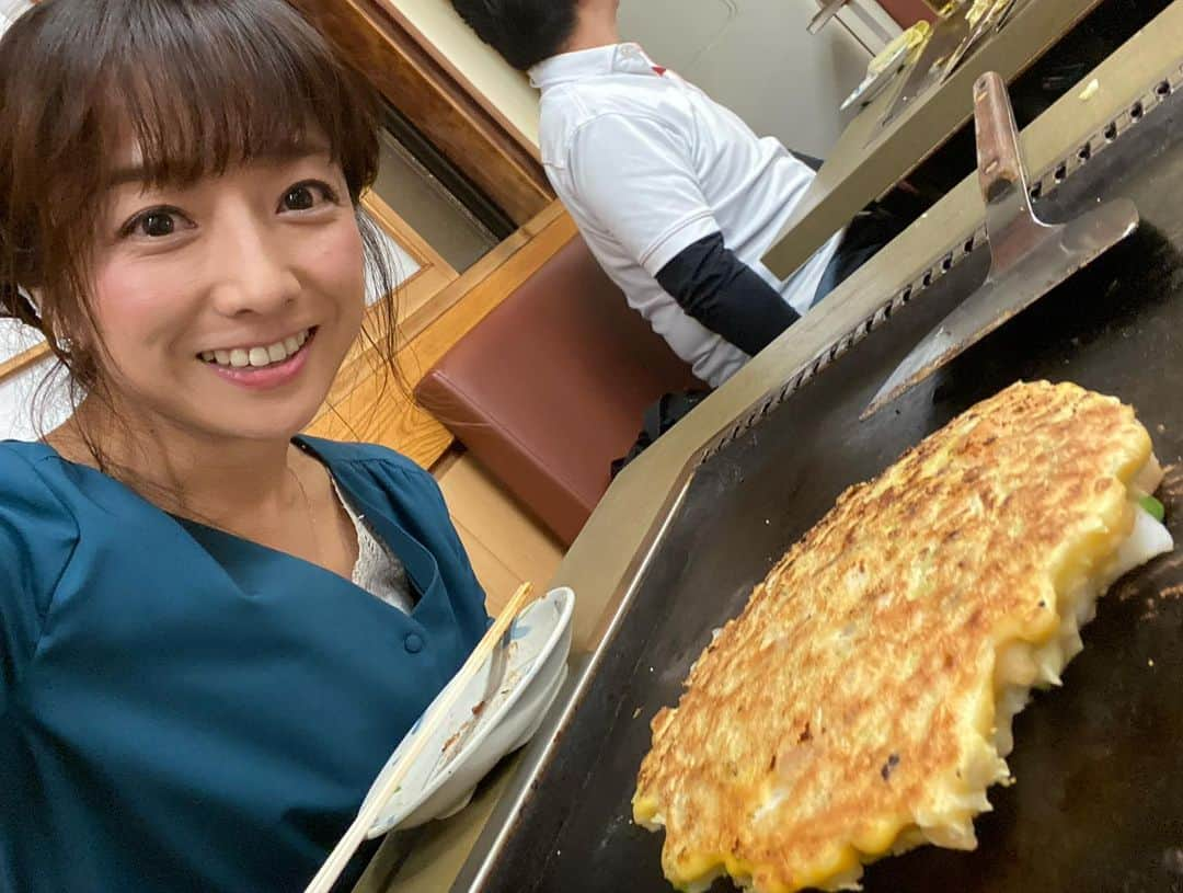 佐藤彩さんのインスタグラム写真 - (佐藤彩Instagram)「大阪へ出張。 こちらはお天気荒れていなくて、月が綺麗に見えていました🌕 朝も爽やか☀️ . . 北海道は一気に真冬のようなお天気になりましたね😵 大変だと思いますが、無事に乗り切ってください✨  こっちには仕事で来ていますが…2日続けて夜は美味しいお好み焼きなども食べました😊 せっかくなので写真を載せます！  私はもう少し延泊して…雪が止んだころ、北海道へ戻りますね😊  #大阪 #夜食べたお好み焼き美味しすぎ #美味しい仕事 に見えますが #遊びに来ているわけではありません #ちゃんと仕事しましたよ #お好み焼き　#そばめし　#ホルモン焼き #HBC #アナウンサー #佐藤彩」11月16日 6時30分 - hbc_ayasato