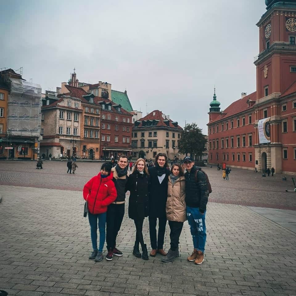 パヴェル・ドローストのインスタグラム：「Day off?!🤔 Let's explore and enjoy Warsaw in good company 🏰🚶🏼‍♂️🇨🇳🇷🇺🇺🇦 . . . #travel #warsaw #poland #polska #warsawcup2019 #icedance」
