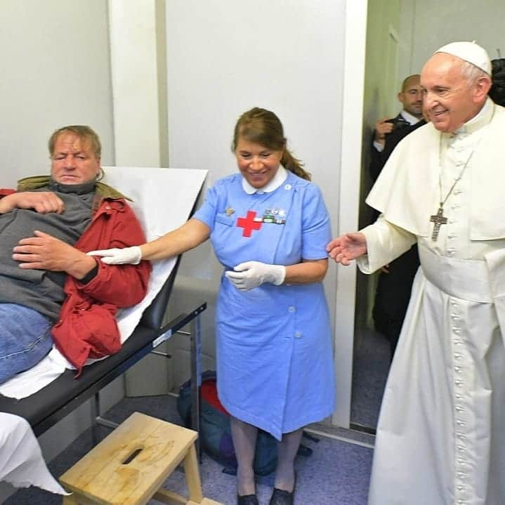 フランシスコ（ローマ教皇）さんのインスタグラム写真 - (フランシスコ（ローマ教皇）Instagram)「EN: Visit to the Solidarity Medical Facility in St. Peter's Square and inauguration of the new Night and Day Care Center for homeless people - Palazzo Migliori .  ES: Visita al Dispensario Médico Solidario en la plaza de San Pedro e inauguración del nuevo Centro de Acogida Nocturna y Diurna para personas sin hogar en el Palacio Migliori.  PT: Visita ao Ambulatório Médico Solidário na Praça São Pedro e inauguração do novo Centro de Acolhimento Noturno e Diurno para pessoas sem lar no Palácio Migliori.  IT: Visita al Presidio Medico Solidale in Piazza San Pietro e inaugurazione del nuovo Centro di Accoglienza Notturna e Diurna per persone senzatetto - Palazzo Migliori  FR: Visite du centre de soins solidaire de la Place Saint-Pierre et inauguration du nouveau centre d'accueil nocturne et diurne pour les personnes sans-abri - Palazzo Migliori  #VenerdìdellaMisericordia #ViernesdelaMisericordia #FridayofMercy #SextafeiradaMisericordia  #VendredisdelaMiséricorde  #WDP2019 #GiornataMondialedeiPoveri #WorldayofthePoor #JournéeMondialedesPauvres」11月16日 6時54分 - franciscus