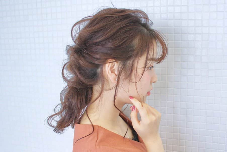 kawamura_takashi_camさんのインスタグラム写真 - (kawamura_takashi_camInstagram)「ヘアアレンジ & ヘアセット 河村タカシ ヘアゴム３本だけで出来る。 めちゃ簡単なポニーアレンジ。 使うのはヘアゴムだけなのにハイクオリティ。  #hairarrangecam  #hairarrange  #hairset  #hair  #ヘアアレンジ  #ヘアセット  #ヘア  #大阪  #心斎橋  #心斎橋美容室 #簡単ヘアアレンジ #ポニーテール #ポニー #ポニーアレンジ #結婚式ヘア #二次会ヘア #披露宴ヘア #お呼ばれヘア #followme  #hairdresser  #美容師 #サロモ募集 #サロンモデル募集  #ヘアアレンジモデル募集 #locari  #mery #헤어어레인지　 #머리스타그램　 #뷰티스타그램  #헤어　 大阪市中央区心斎橋筋1-1-5 永恒ビル4F hair&make TAXI」11月16日 6時56分 - kawamura_takashi_cam