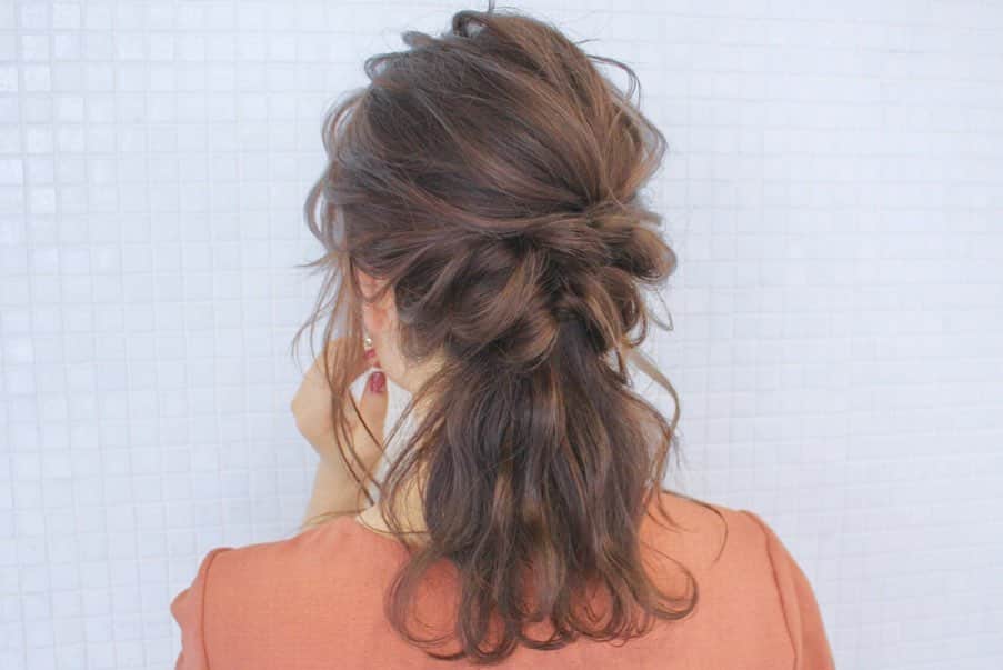 kawamura_takashi_camさんのインスタグラム写真 - (kawamura_takashi_camInstagram)「ヘアアレンジ & ヘアセット 河村タカシ ヘアゴム３本だけで出来る。 めちゃ簡単なポニーアレンジ。 使うのはヘアゴムだけなのにハイクオリティ。  #hairarrangecam  #hairarrange  #hairset  #hair  #ヘアアレンジ  #ヘアセット  #ヘア  #大阪  #心斎橋  #心斎橋美容室 #簡単ヘアアレンジ #ポニーテール #ポニー #ポニーアレンジ #結婚式ヘア #二次会ヘア #披露宴ヘア #お呼ばれヘア #followme  #hairdresser  #美容師 #サロモ募集 #サロンモデル募集  #ヘアアレンジモデル募集 #locari  #mery #헤어어레인지　 #머리스타그램　 #뷰티스타그램  #헤어　 大阪市中央区心斎橋筋1-1-5 永恒ビル4F hair&make TAXI」11月16日 6時56分 - kawamura_takashi_cam