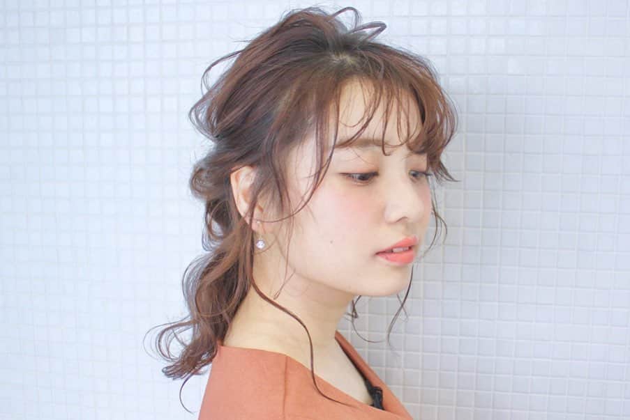 kawamura_takashi_camさんのインスタグラム写真 - (kawamura_takashi_camInstagram)「ヘアアレンジ & ヘアセット 河村タカシ ヘアゴム３本だけで出来る。 めちゃ簡単なポニーアレンジ。 使うのはヘアゴムだけなのにハイクオリティ。  #hairarrangecam  #hairarrange  #hairset  #hair  #ヘアアレンジ  #ヘアセット  #ヘア  #大阪  #心斎橋  #心斎橋美容室 #簡単ヘアアレンジ #ポニーテール #ポニー #ポニーアレンジ #結婚式ヘア #二次会ヘア #披露宴ヘア #お呼ばれヘア #followme  #hairdresser  #美容師 #サロモ募集 #サロンモデル募集  #ヘアアレンジモデル募集 #locari  #mery #헤어어레인지　 #머리스타그램　 #뷰티스타그램  #헤어　 大阪市中央区心斎橋筋1-1-5 永恒ビル4F hair&make TAXI」11月16日 6時56分 - kawamura_takashi_cam