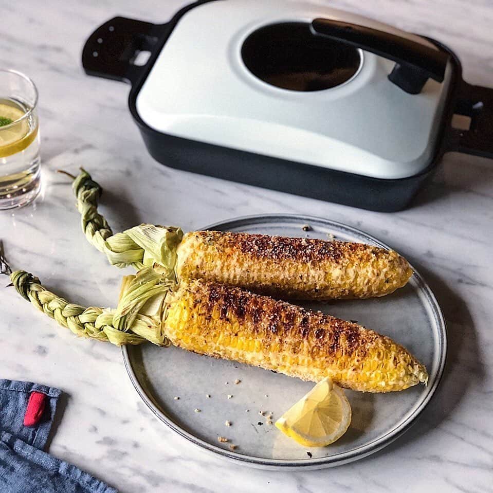 UchiCookのインスタグラム：「Easy Steam Grilled Street Corn made at home! 🌽  1. First, strip away the silk from each ear, leaving the end attached and tie into braids for aesthetics. ​​2. Preheat Steam Grill on medium heat for 3 minutes. ​​3. Place corn and pour water in the ridge of the Steam Grill and cook for 5 minutes. ​​4. Brush a thin layer of mayonnaise and grill for another 5 minutes until the corn gets those amazing grill marks. ​​5. Sprinkle with parmesan cheese and chili powder. ​​6. Finally, squeeze a fresh lemon to serve. 🍋  There you have it, fresh Street Corn made in 15 minutes at home! Order your multifunctional Steam Grill here ⋅ www.uchicook.com ♨ - - - - #uchicook #stainlesssteel #steamgrill #foodstagram #foodie #cookware #kitchenware #kitchenutensils #bakedpeachrecipe #streetcorn #easyrecipes #homemade #homechef」