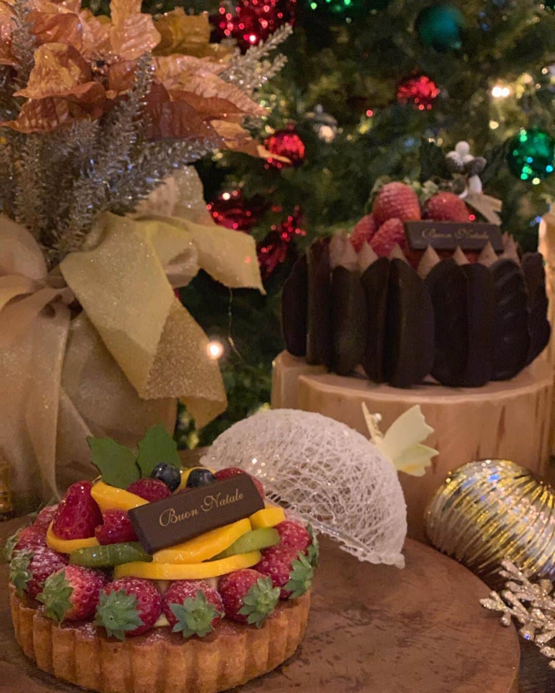 宮田綾子さんのインスタグラム写真 - (宮田綾子Instagram)「ハイヒールLOVERS Ayako⁑  グランドハイアット東京『Heart of Gold』クリスマス レセプションにお招きいただきました🎄 @grandhyatttokyo  ホテルのロビーはまばゆいほどのゴールドの輝きとツリーが素敵だよ✨✨ 新作のクリスマスケーキがたくさん並んでて可愛かった💕そして美味しかったー！ グランドハイアット東京のゴージャスな雰囲気とクリスマスを一度に楽しめるこの時期に見に行ってみてね✨✨ インスタグラム投稿でチャリティーにも参加できたり、宿泊券やお食事券も当たるんだって！詳しくは @grandhyatttokyo  チェックしてみてね  #grandhyatttokyo #グランドハイアット東京 #グラハイディナー #グラハイスイーツ #グラハイクリスマス #グラハイツリー #pr #ハイヒールLOVERS #宮田綾子 #グランドホリデー #チャリティー #宿泊券 #お食事券 #grandholiday2019 #charity #クリスマス #クリスマスケーキ #クリスマスツリー #xmas #xmascake #xmastree #christmas #aprosestyle #jimmychoo #六本木 #東京ホテル #ラグジュアリーホテル #luxuryhotel #tokyohotel」11月16日 7時10分 - ayako__miyata