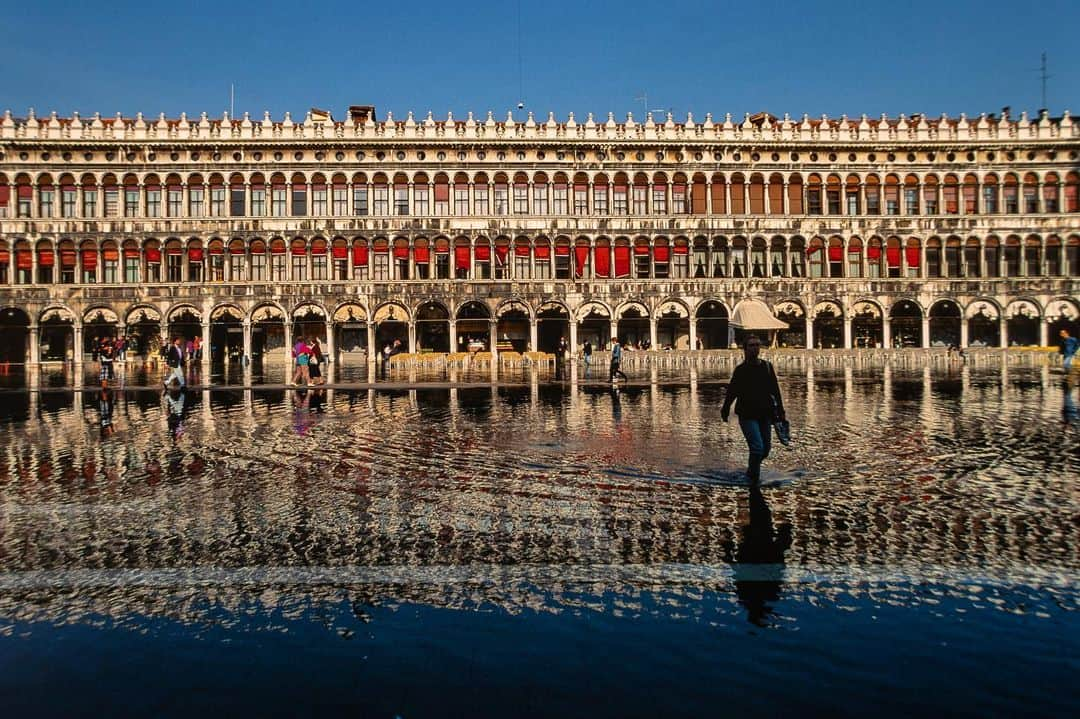 Michael Yamashitaさんのインスタグラム写真 - (Michael YamashitaInstagram)「Sad week for Venice: This year has brought the worst flooding in half a century, with over six feet of water submerging the city’s most revered historical sites. Pictured here is Piazza San Marco in 1993, when the water was only ankle deep. If you wish to contribute to the recovery effort visit www.veniceinperil.org/donate - My heart goes out to Venice. #acquaalta #Venice #piazzasanmarco #flooding #veniceitaly」11月16日 7時02分 - yamashitaphoto