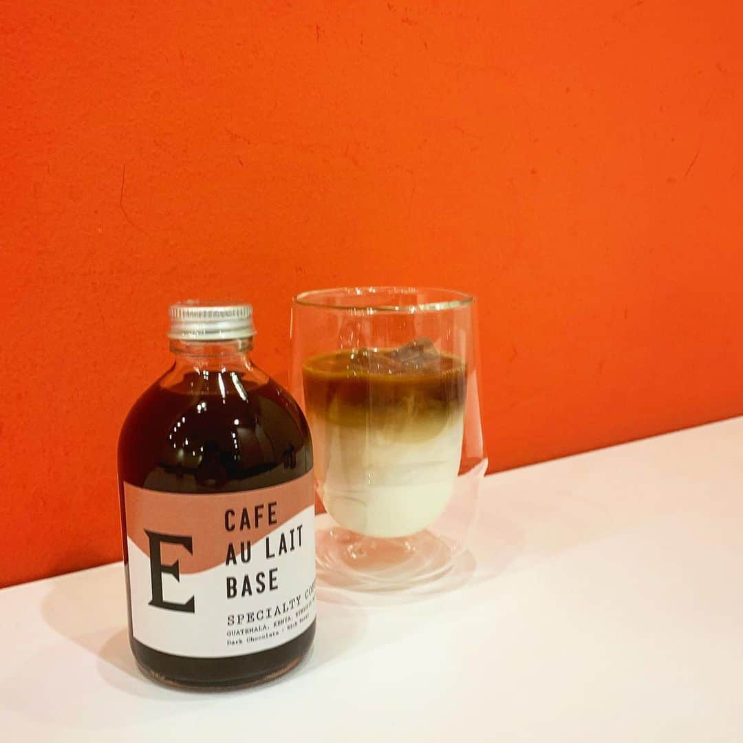 のインスタグラム：「ELMERS GREEN のカフェオレベース 本日より各店舗にて発売いたします！ コーヒーの風味や、爽やかさなども感じていただけるよう、テストを繰り返し、試行錯誤してできた爽やかなカフェオレベースです。  GUATEMALA,KENYA,ETHIOPIA NATURAL  の豆をブレンドしていて、 ダークチョコレートや、ブラックベリーを感じるテイストに仕上がりました。  ミルク２：オレベース１ を混ぜるだけ！ アイスでもホットでも、美味しく飲んでいただけます。 加糖になっていて、ほんのり甘く、 ホッとひと息つくのに最適です☕️ プレゼントにもオススメです！  #elmersgreencafe  #elmersgreen  #カフェオレべ一ス  #specialtycoffee」