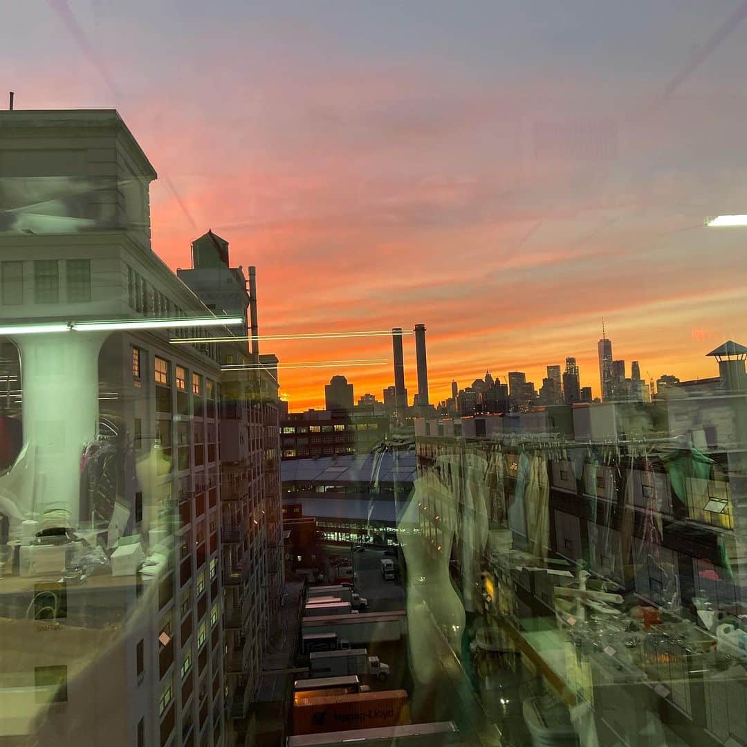 ナネットレポーのインスタグラム：「Fabulous Friday night skyline with floating dress form, taken through the window of my Navy Yards studio.」