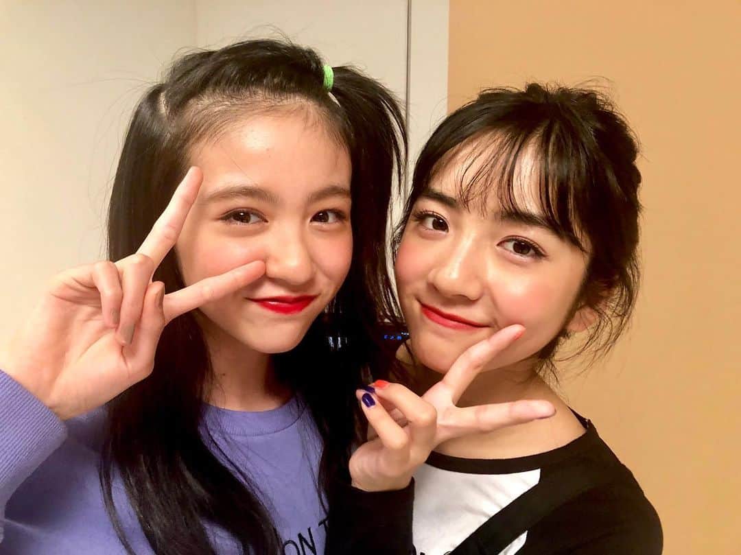 ニコ☆プチのインスタグラム：「えこみー🍑🖤 . . 12月号ふたごヘアアレチェックしてみてね~~🍒。 #入江美沙希  #石山えこ  #ぴちぴー」