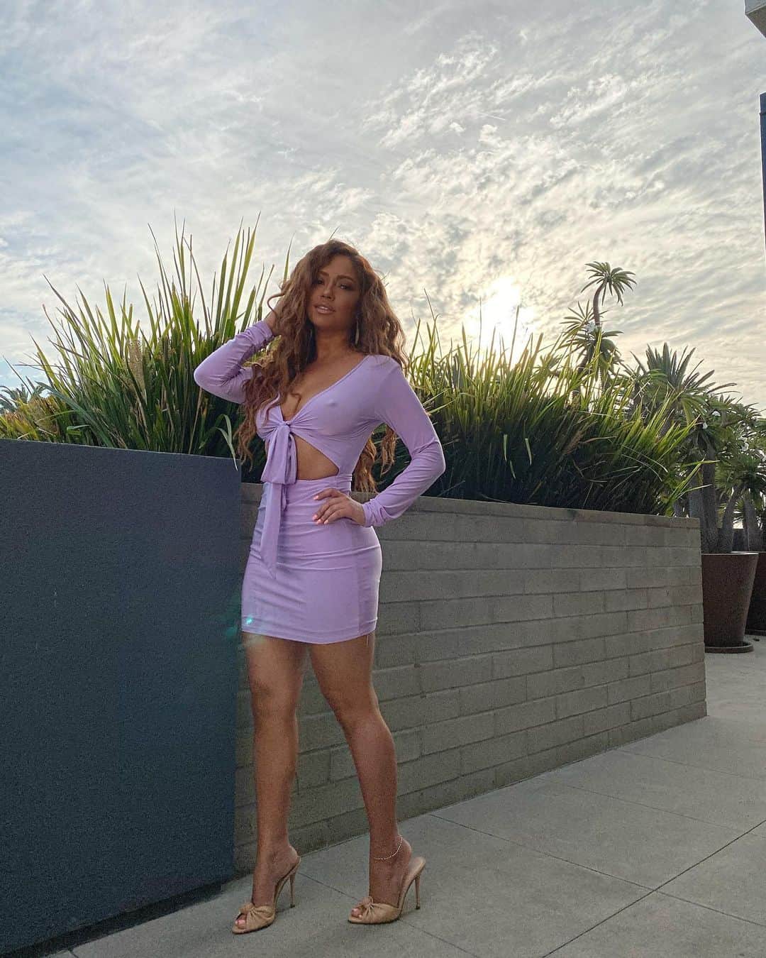 ジェシカ・バーチアーガのインスタグラム：「Does anyone else think the sky is the most beautiful thing in the world? ☀️✨☁️」
