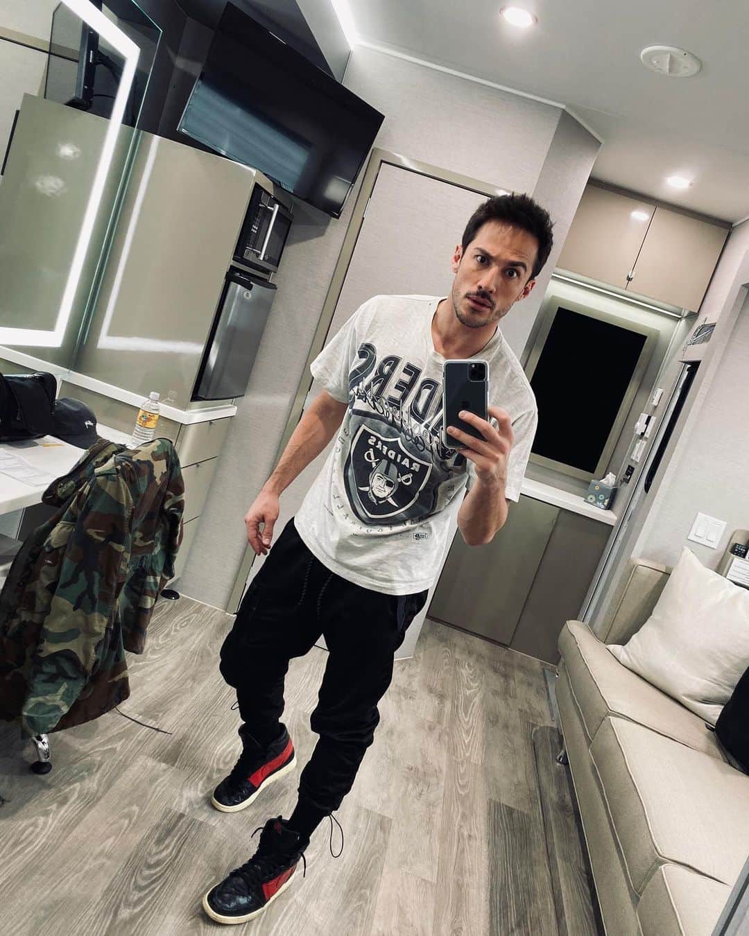 マイケル・トレヴィーノのインスタグラム：「not sure if the new trailers mid season are necessarily a good sign but it has a big ass mirror so here’s a selfie . P.S. Go Raiders!」